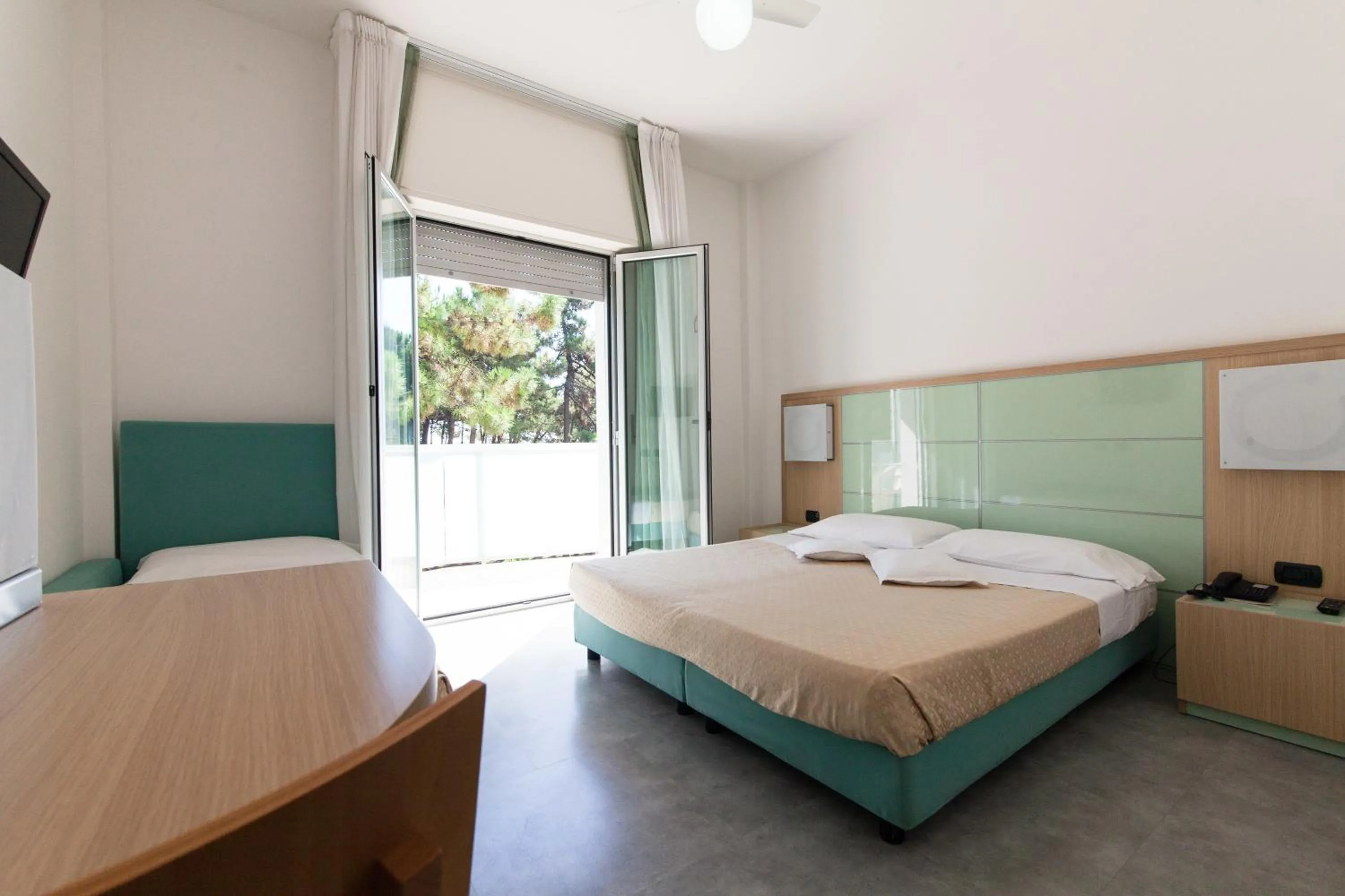 Balcony/Terrace, Bed in Hotel Sahara