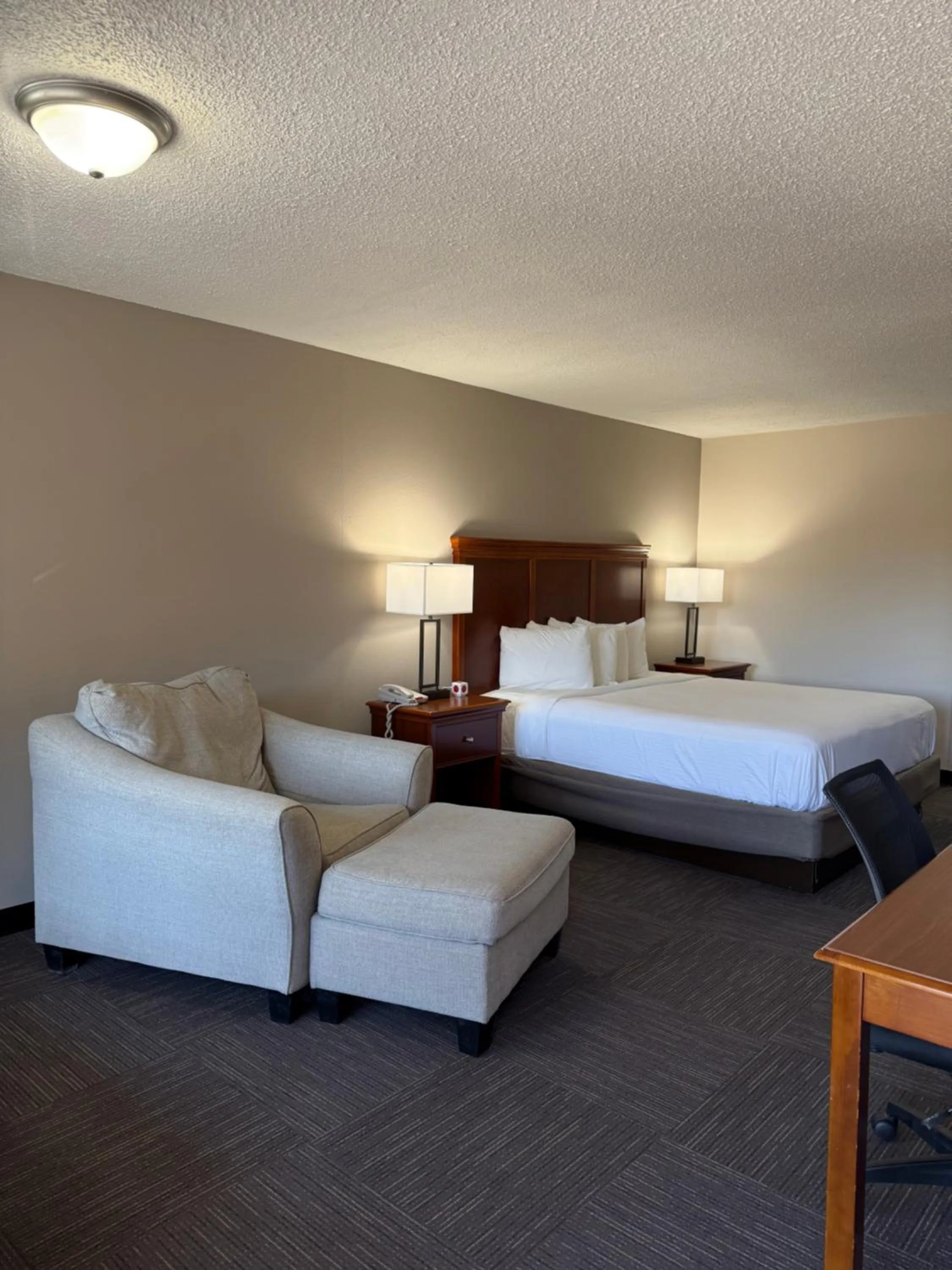 Bed in Great Smokies Inn - Cherokee