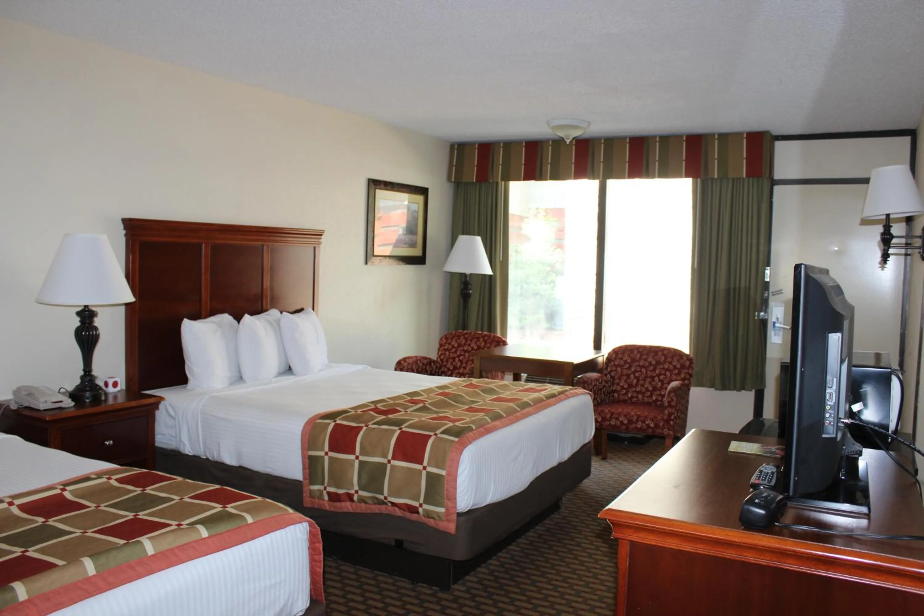 Photo of the whole room, Bed in Great Smokies Inn - Cherokee