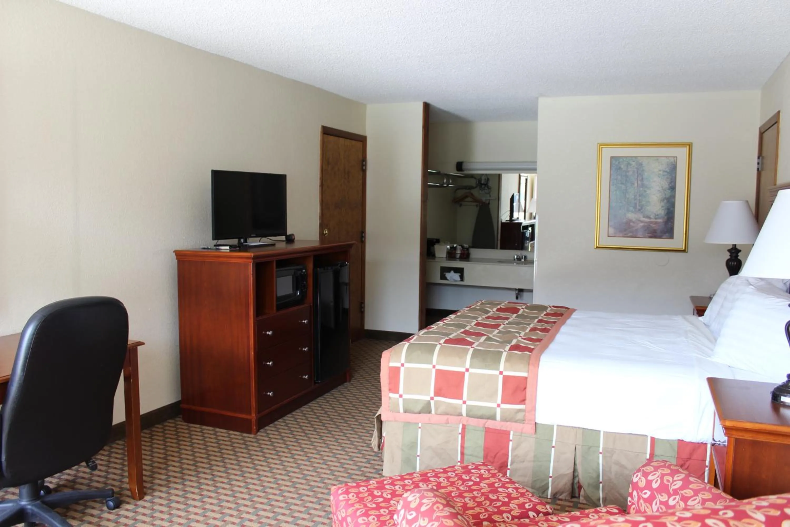 Photo of the whole room, Bed in Great Smokies Inn - Cherokee