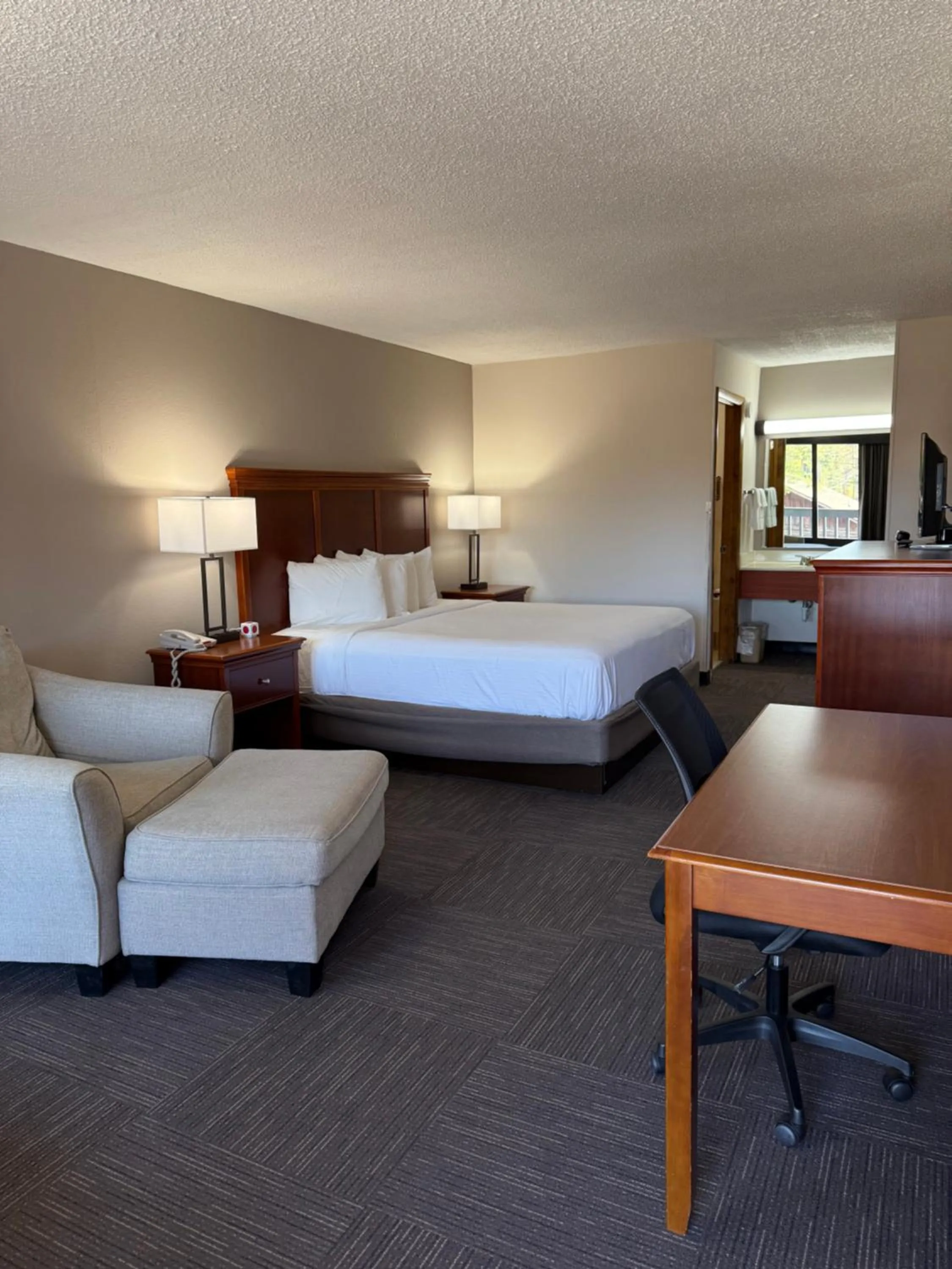 Bed in Great Smokies Inn - Cherokee