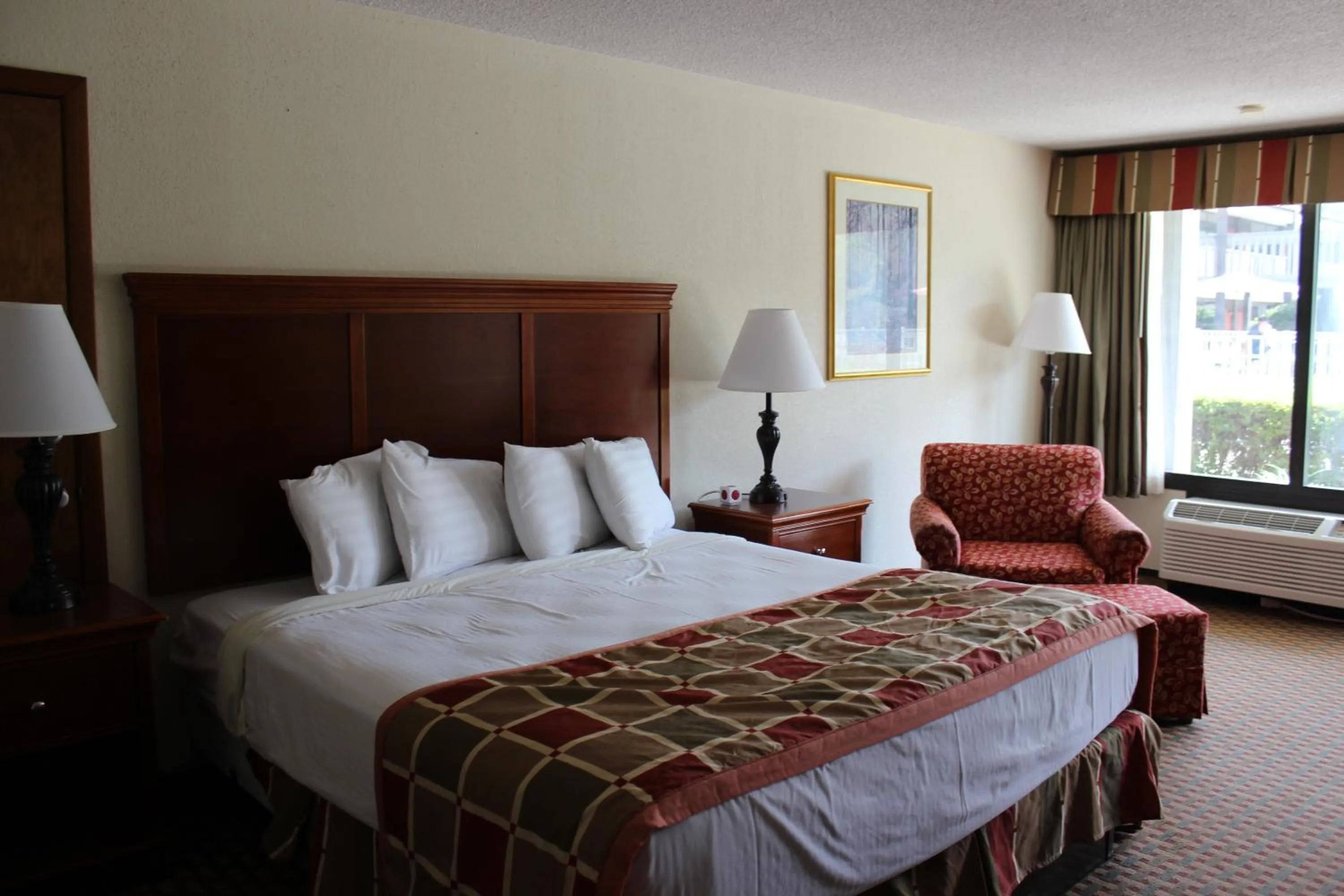 Photo of the whole room, Bed in Great Smokies Inn - Cherokee