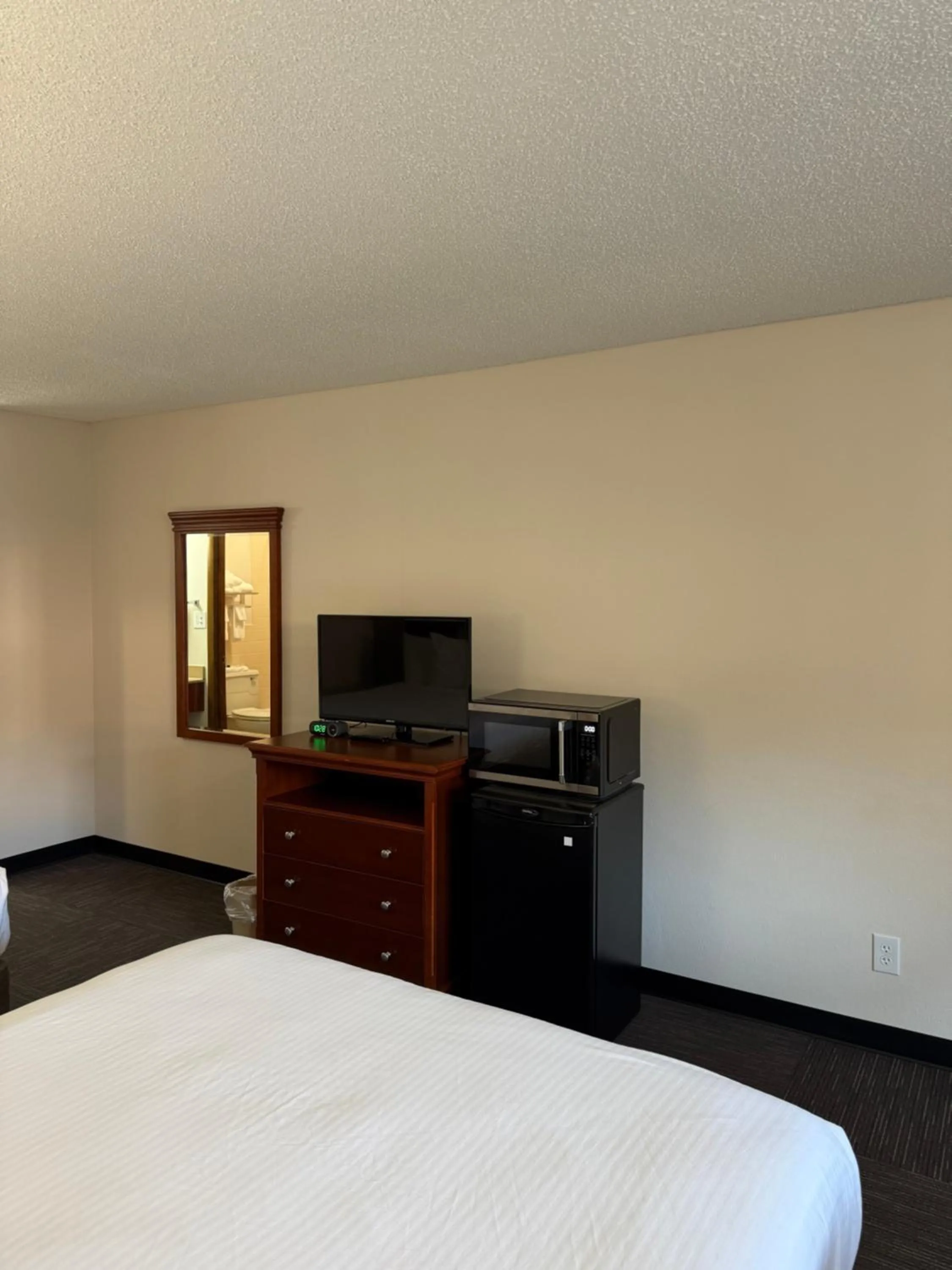 Bed in Great Smokies Inn - Cherokee