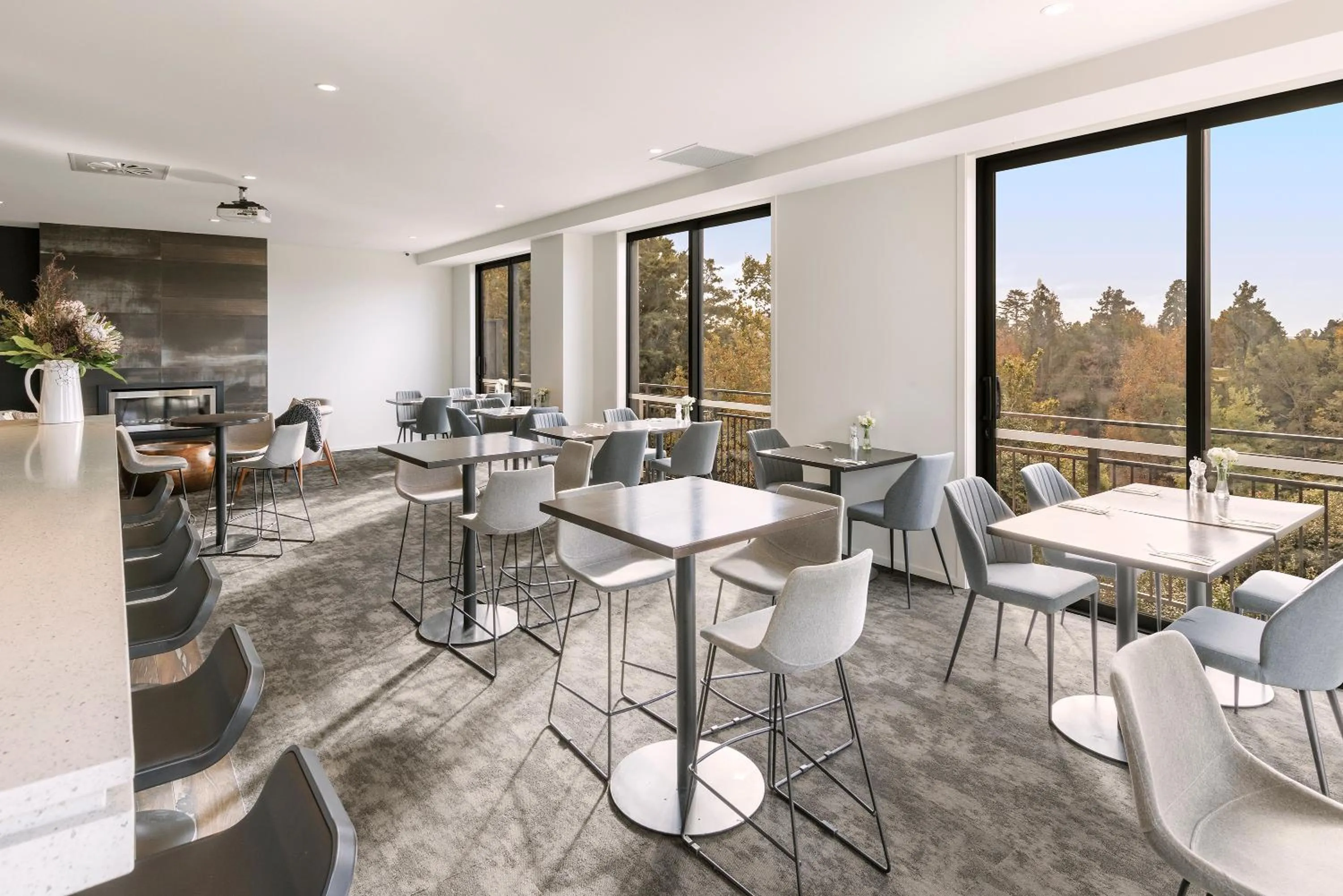 Restaurant/places to eat in Hidden Lake Hotel & Apartments