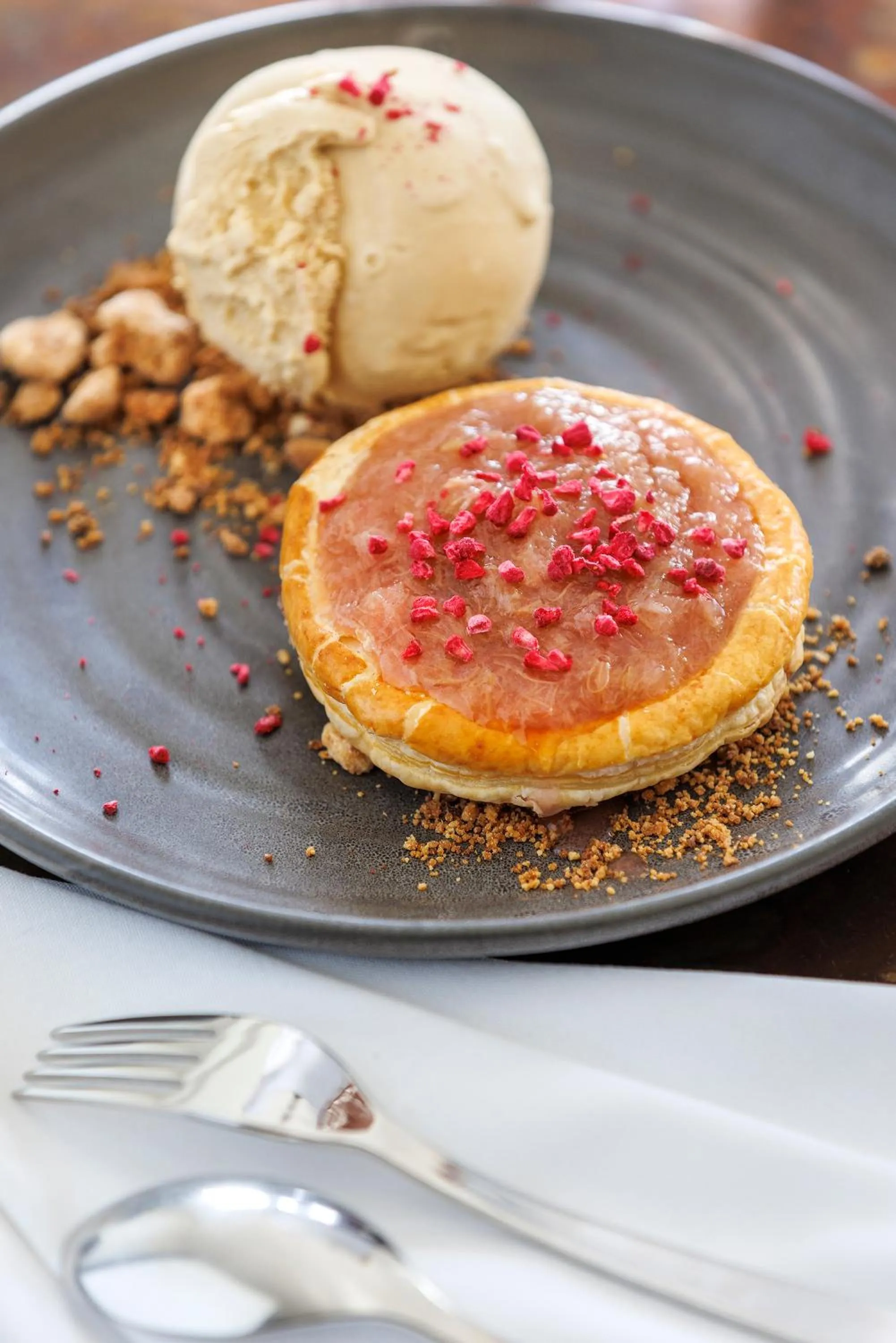 Restaurant/places to eat in Hidden Lake Hotel & Apartments