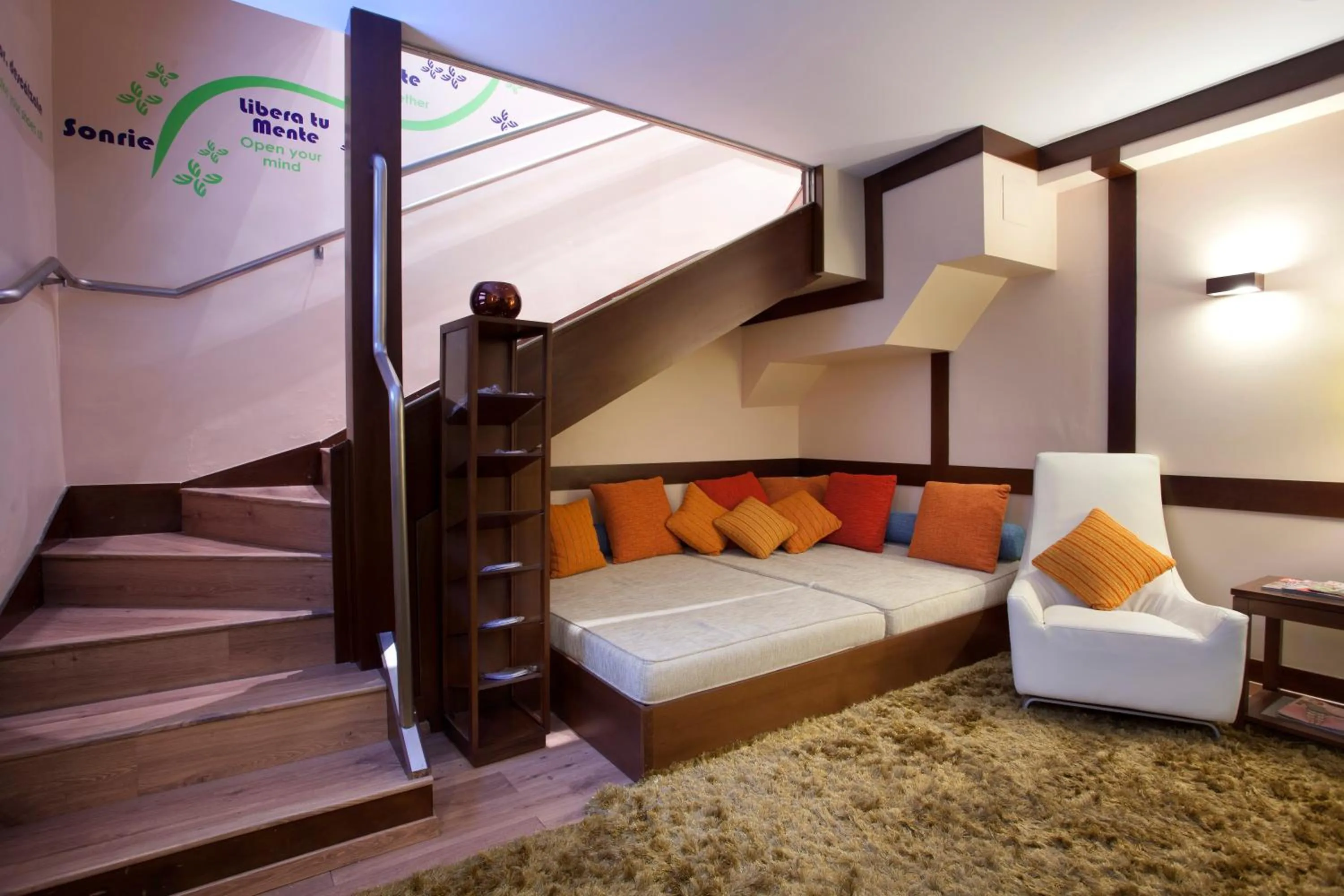 Communal lounge/ TV room in Suites Gran Vía 44