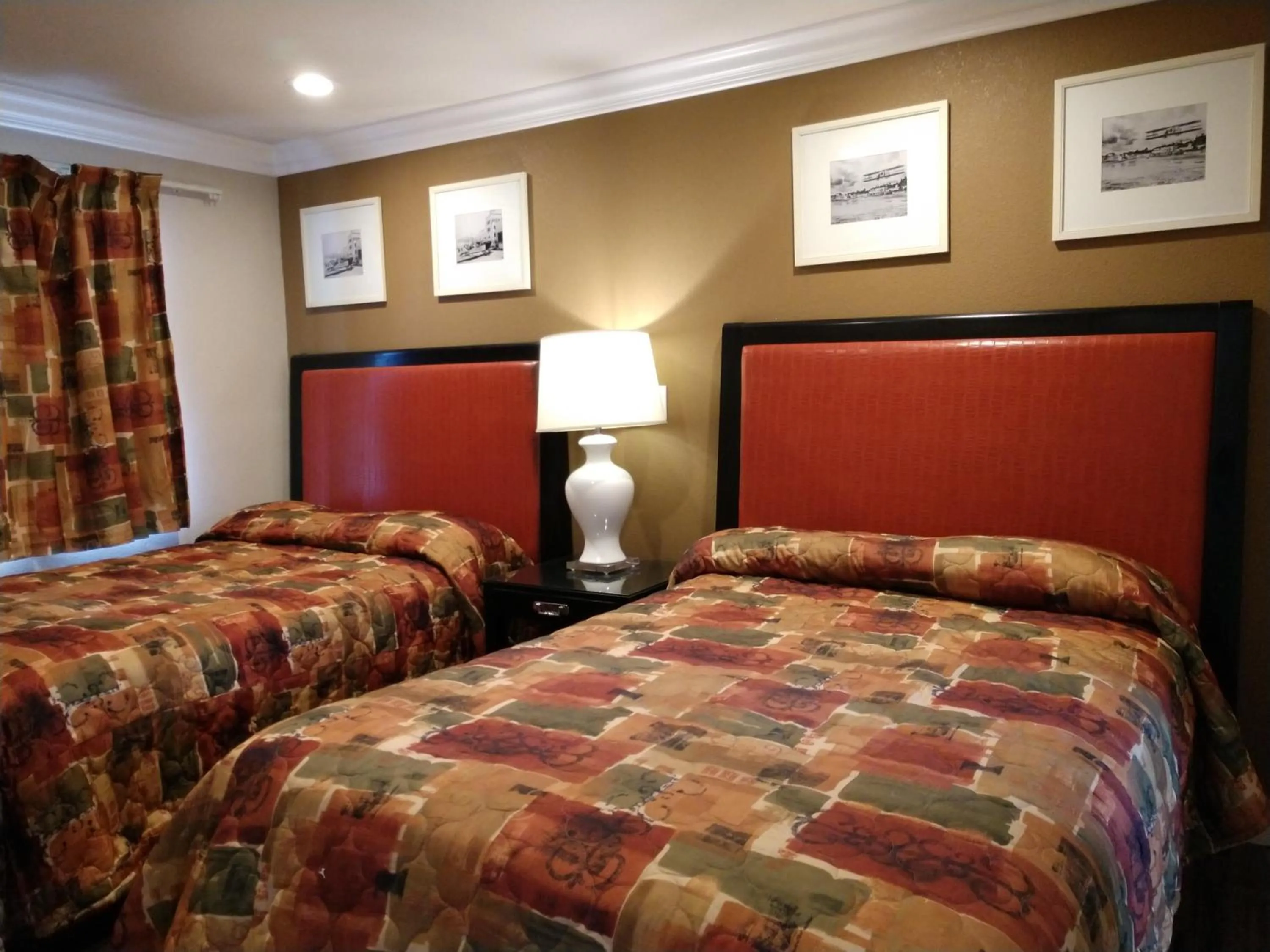 Photo of the whole room, Bed in Bartlett Motel