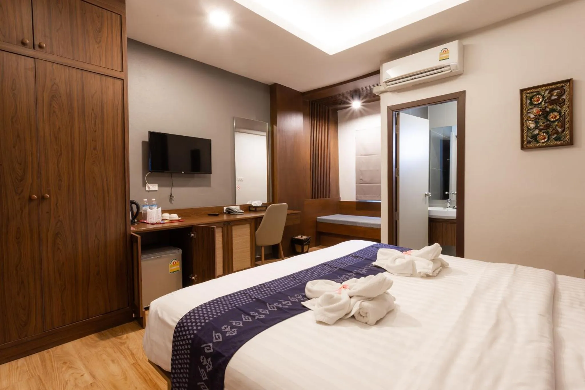 Photo of the whole room, Bed in Lima Lanna Hotel