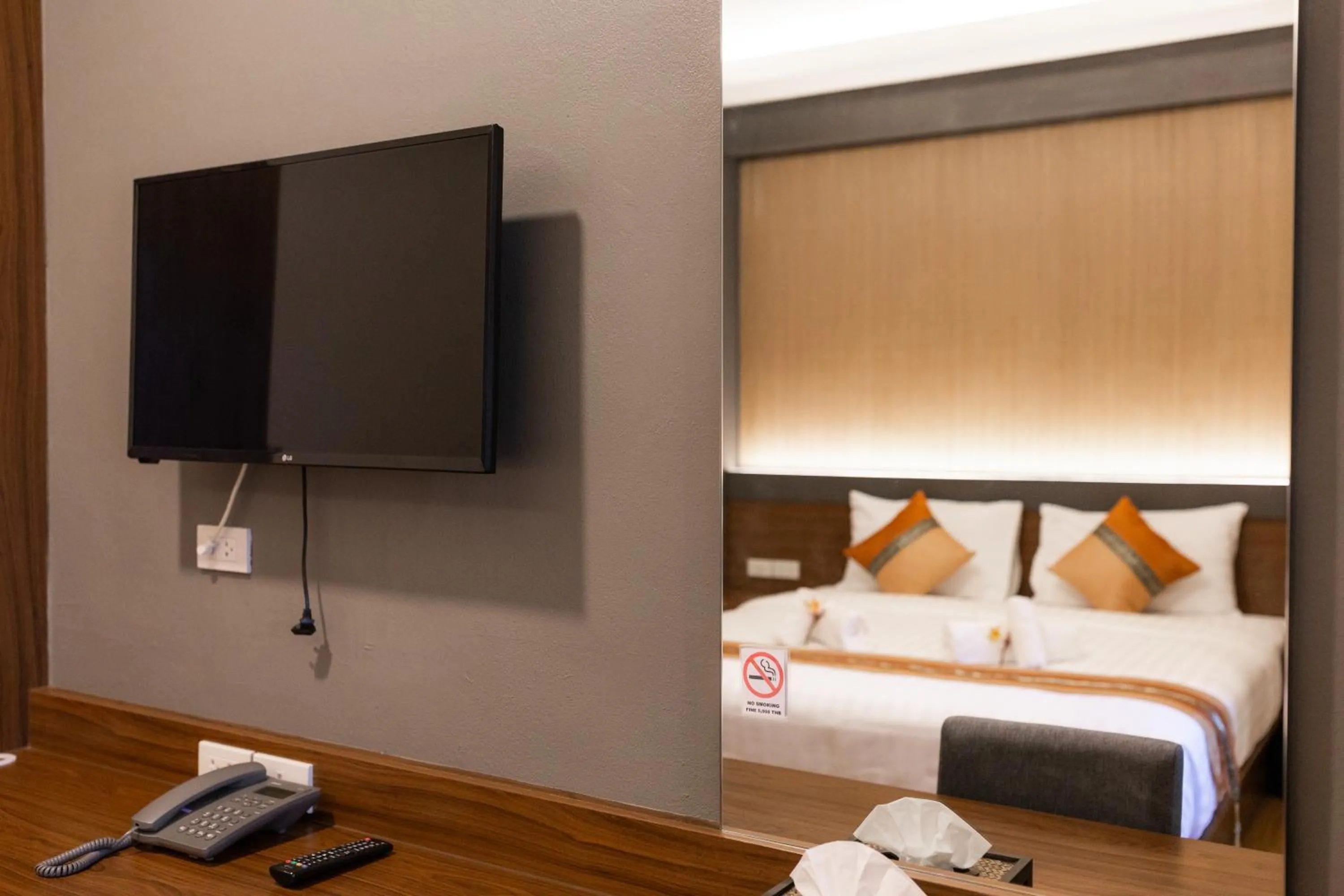 TV and multimedia, Bed in Lima Lanna Hotel