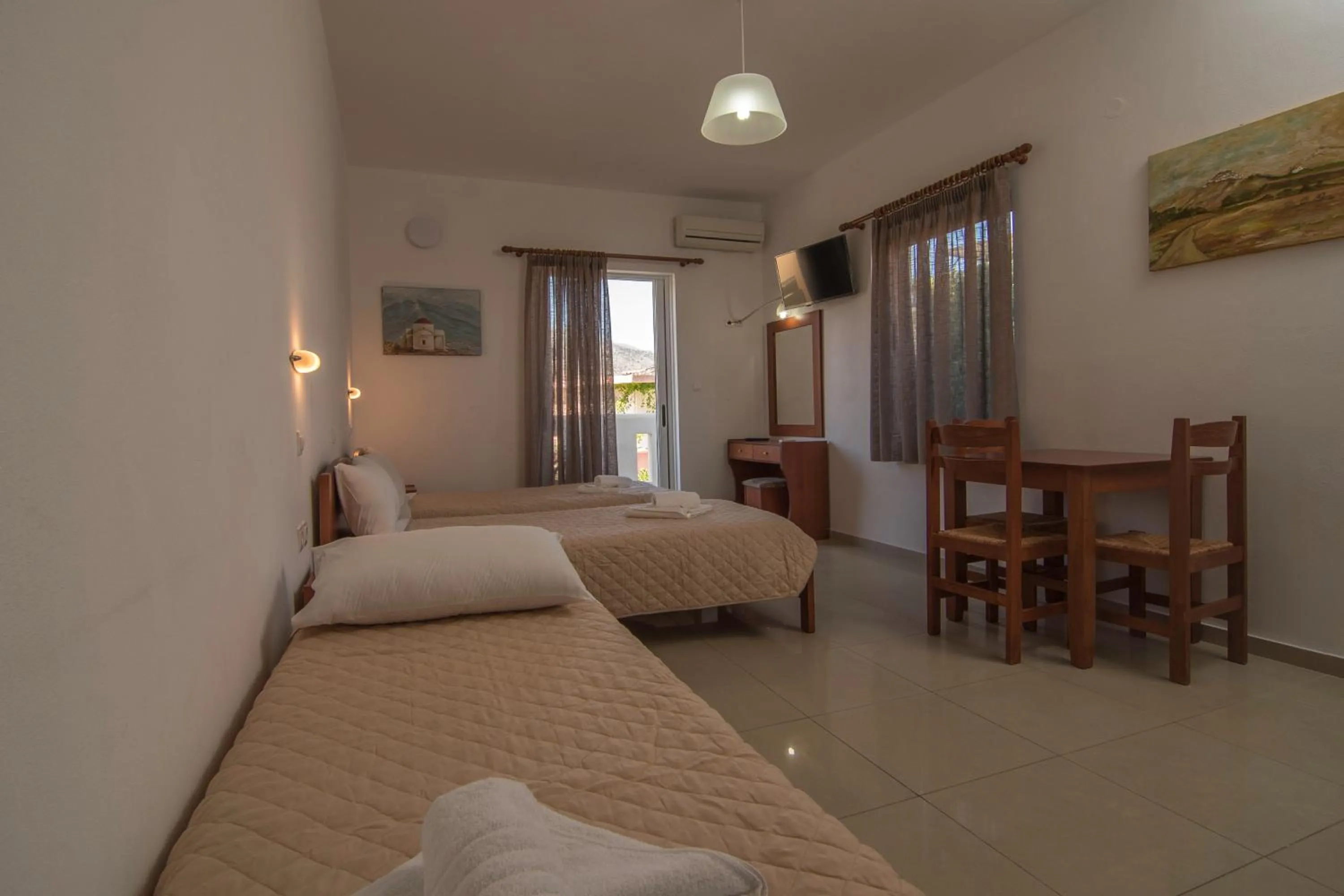 Photo of the whole room, Bed in Sifis Studios