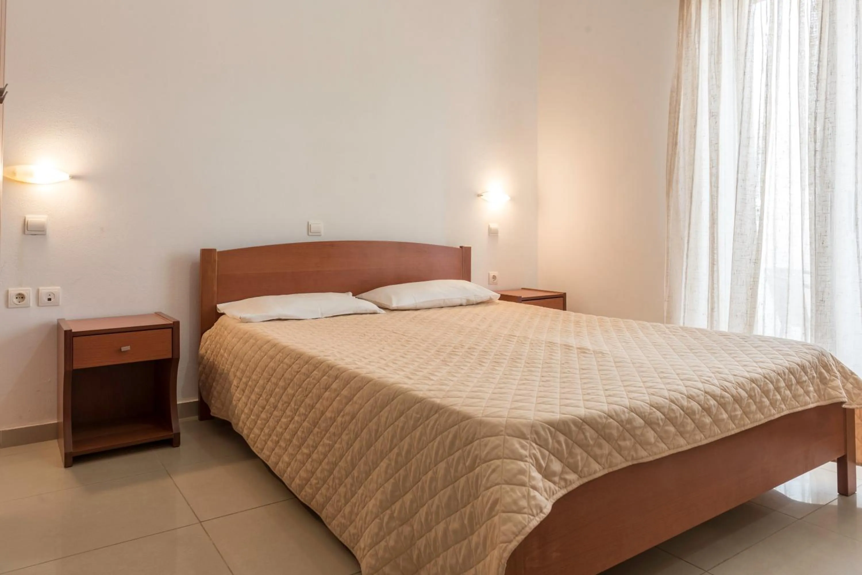 Photo of the whole room, Bed in Sifis Studios