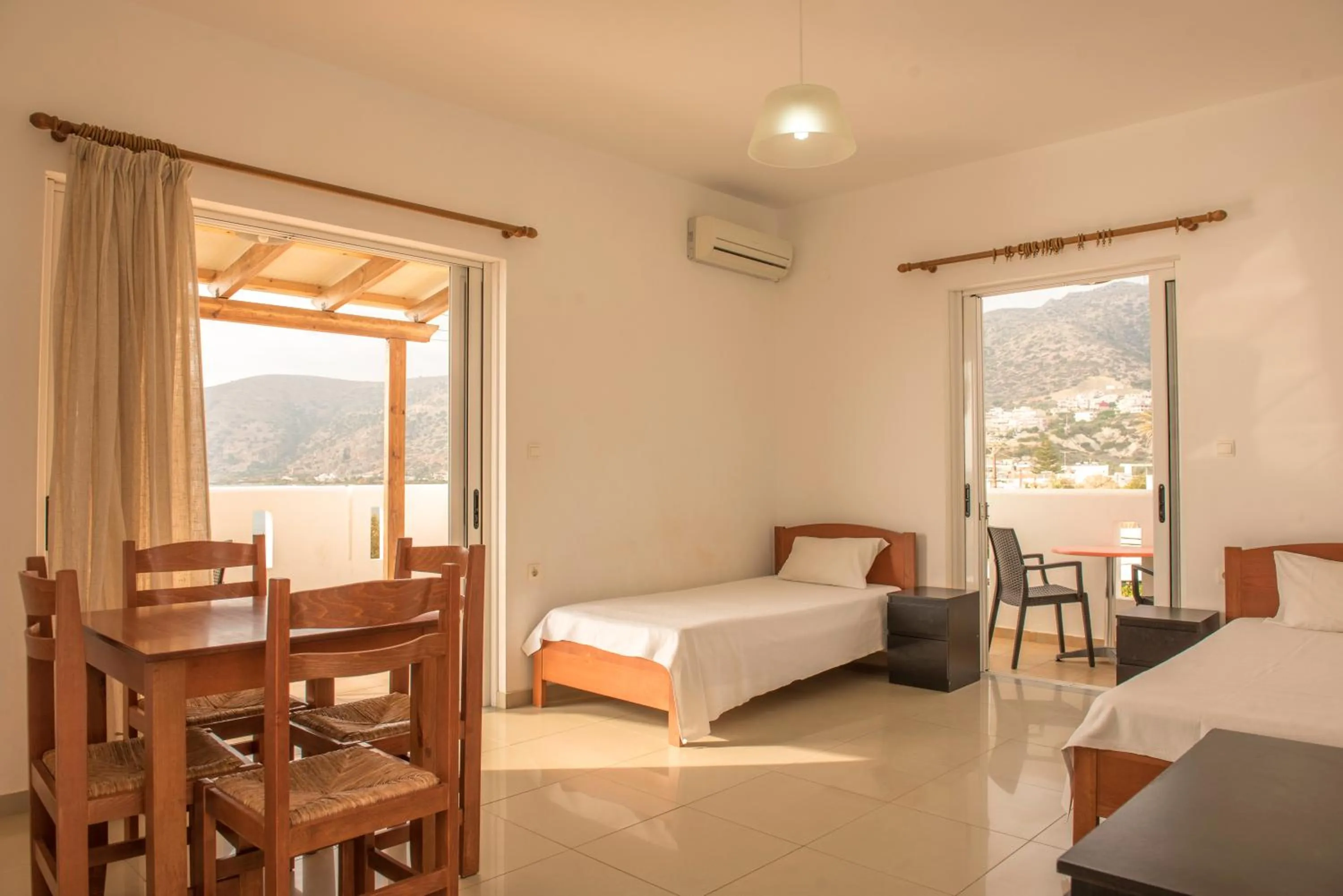 Photo of the whole room, Bed in Sifis Studios