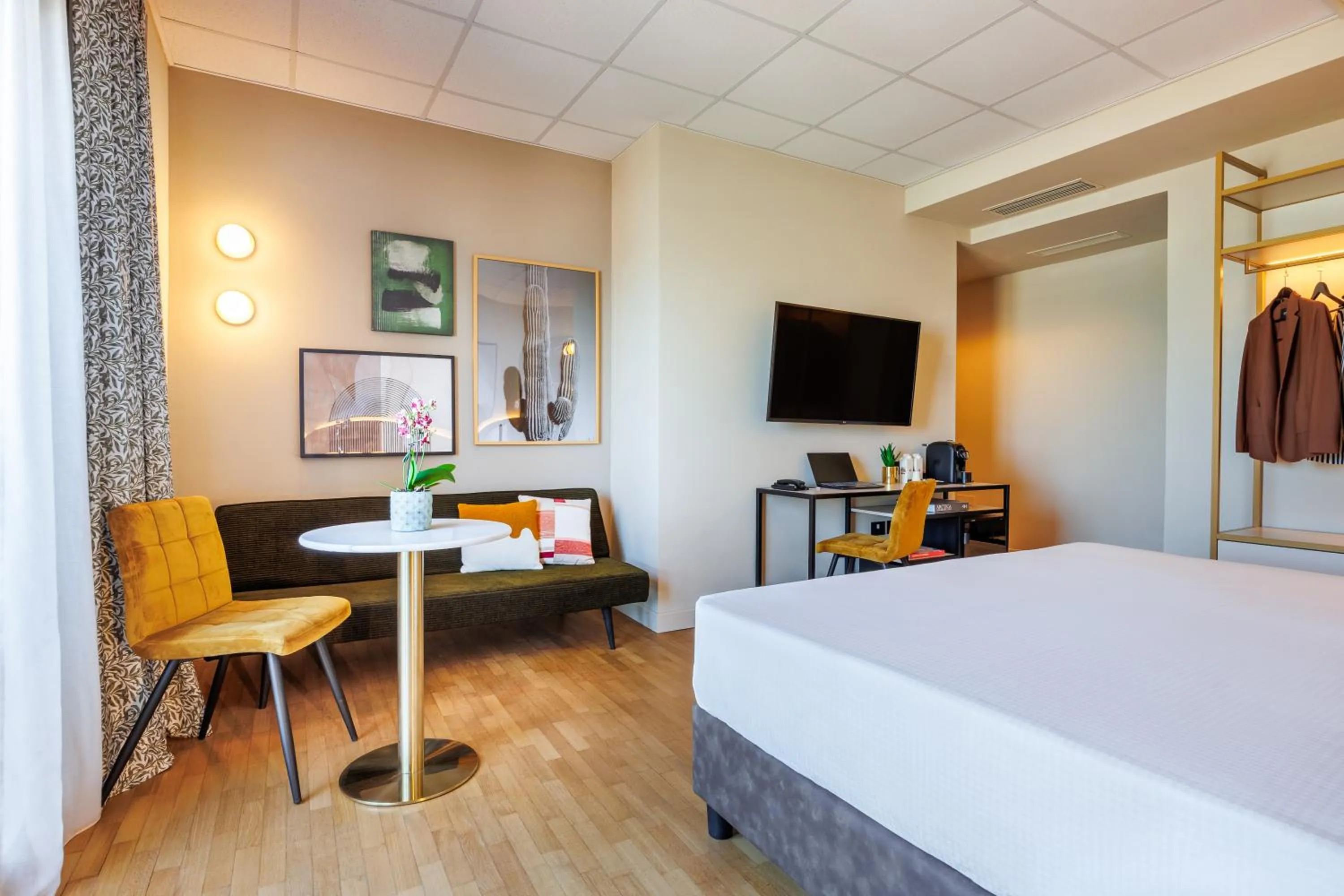 Bedroom, Bed in Charlie in Pesaro