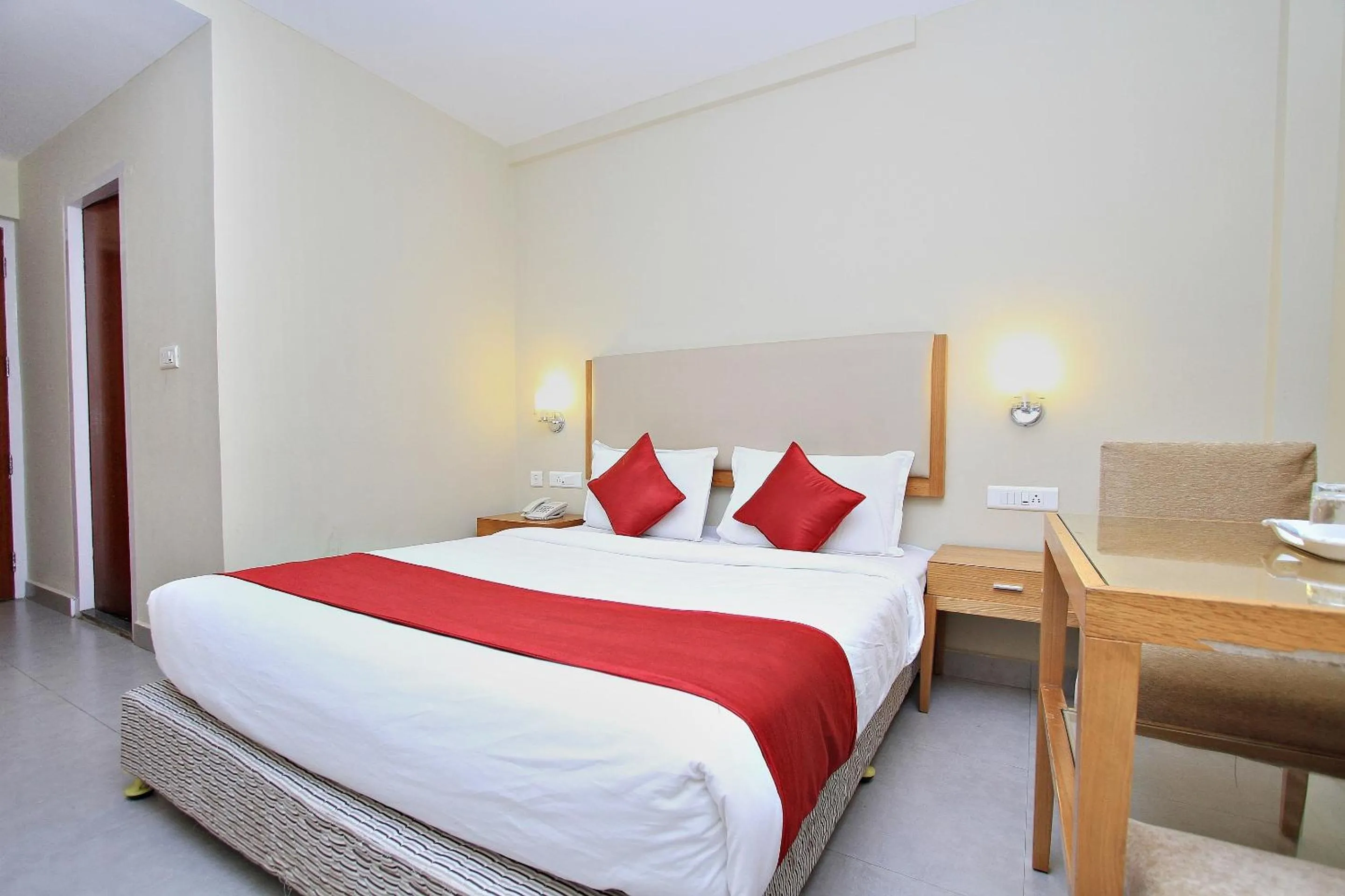 Bedroom, Bed in Super Townhouse Hills Palace