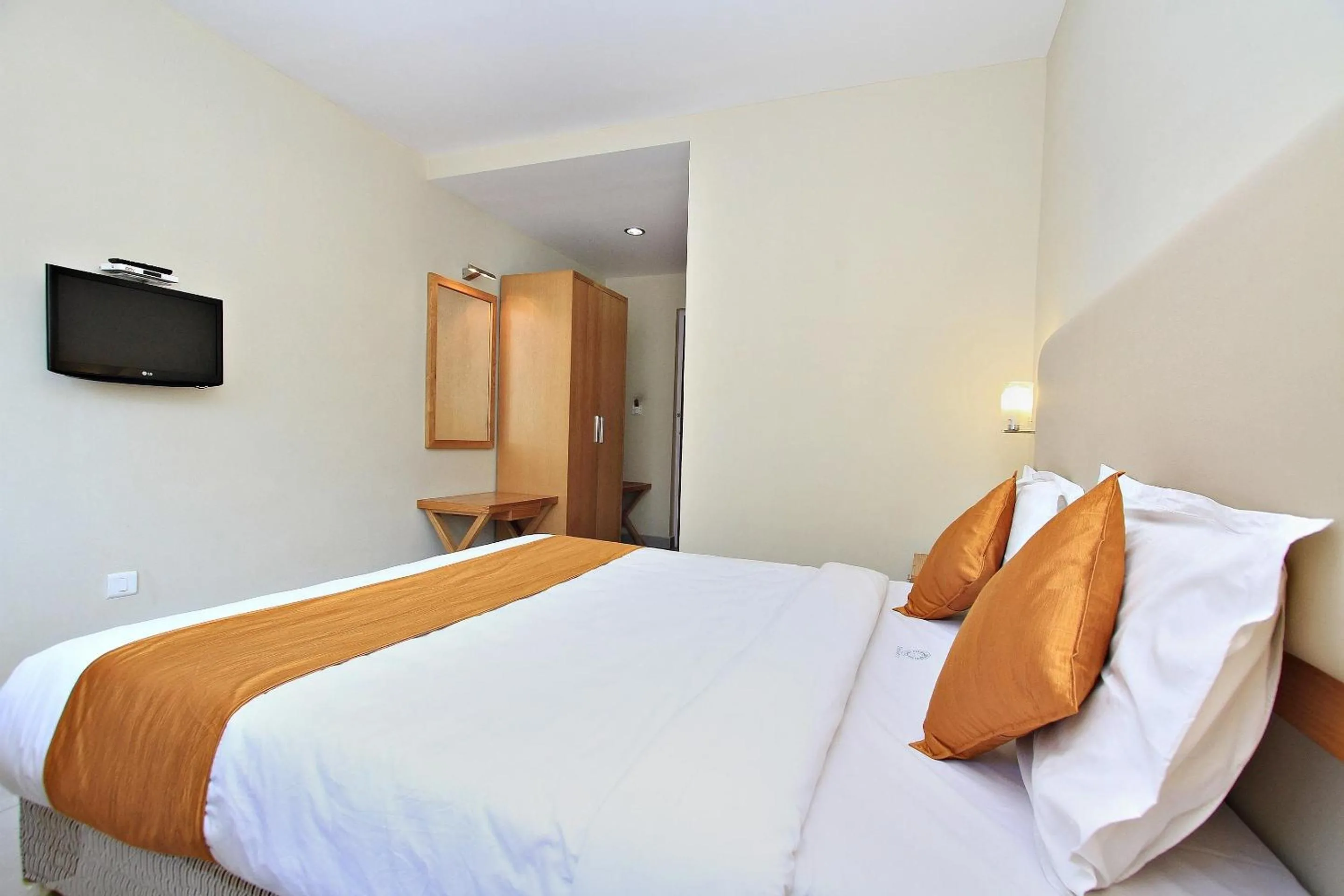 Bedroom, Bed in Super Townhouse Hills Palace