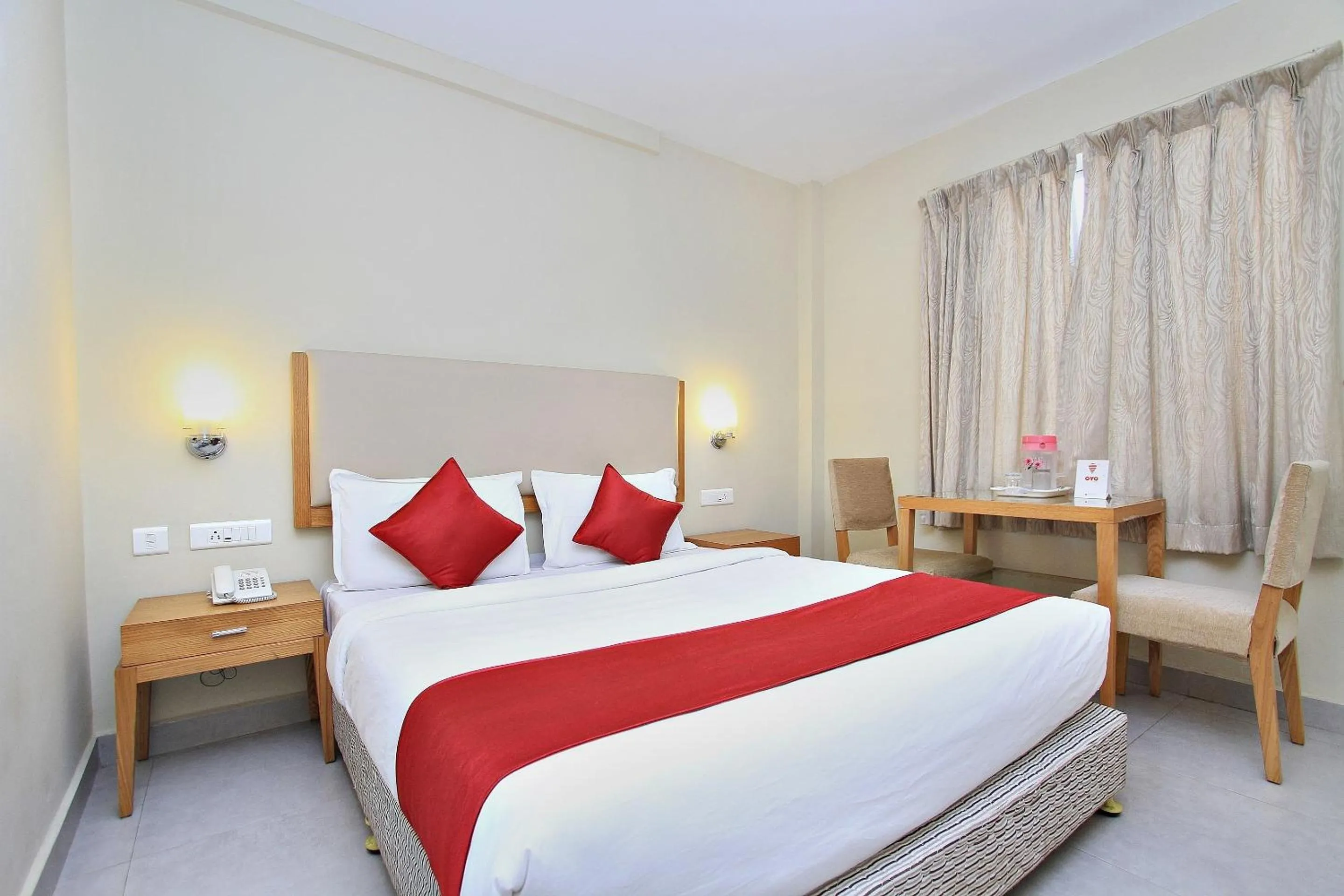 Bedroom, Bed in Super Townhouse Hills Palace