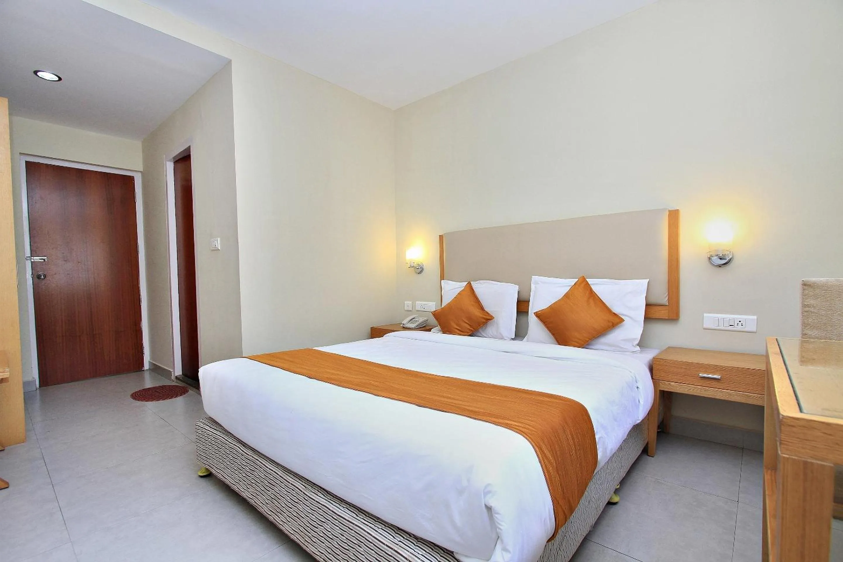 Bedroom, Bed in Super Townhouse Hills Palace