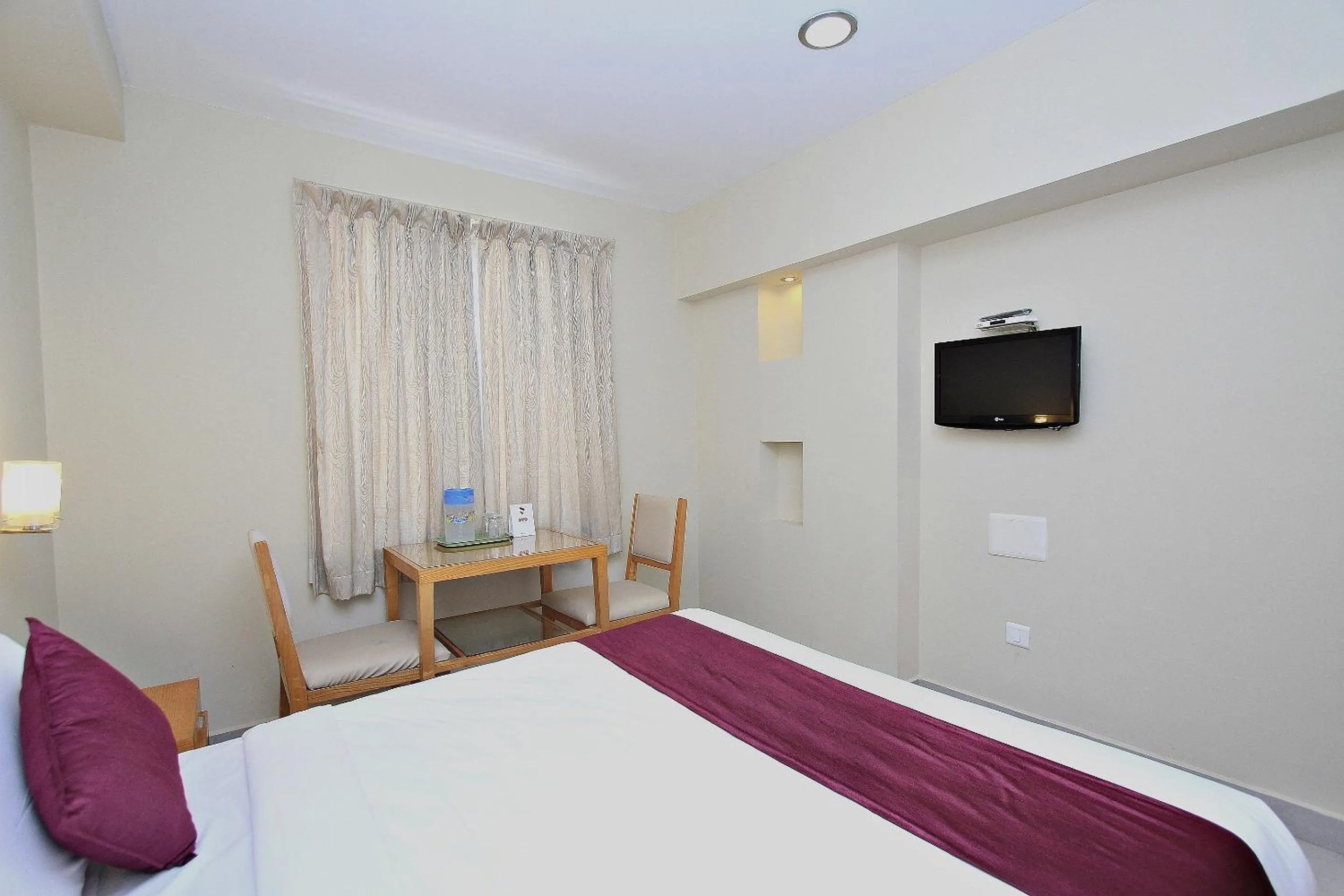 Bedroom, Bed in Super Townhouse Hills Palace