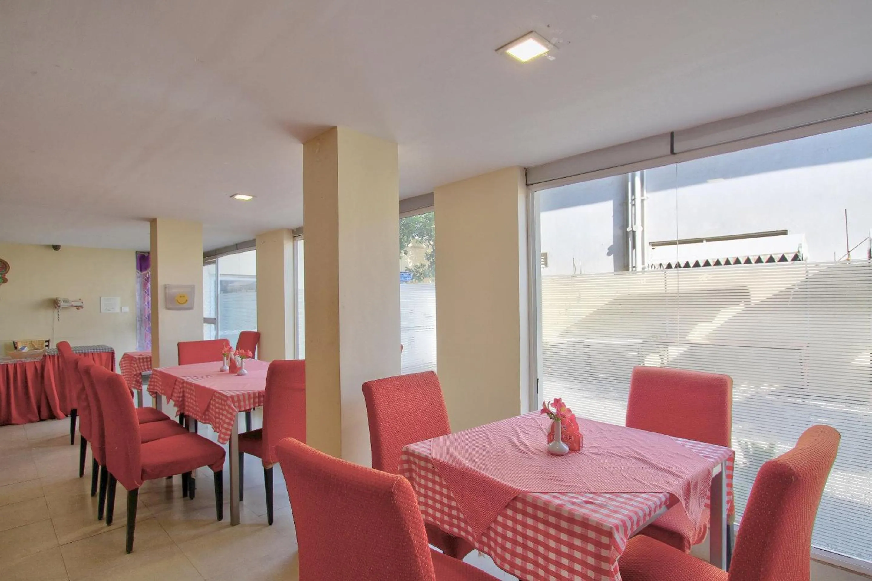 Restaurant/places to eat in Super Townhouse Hills Palace