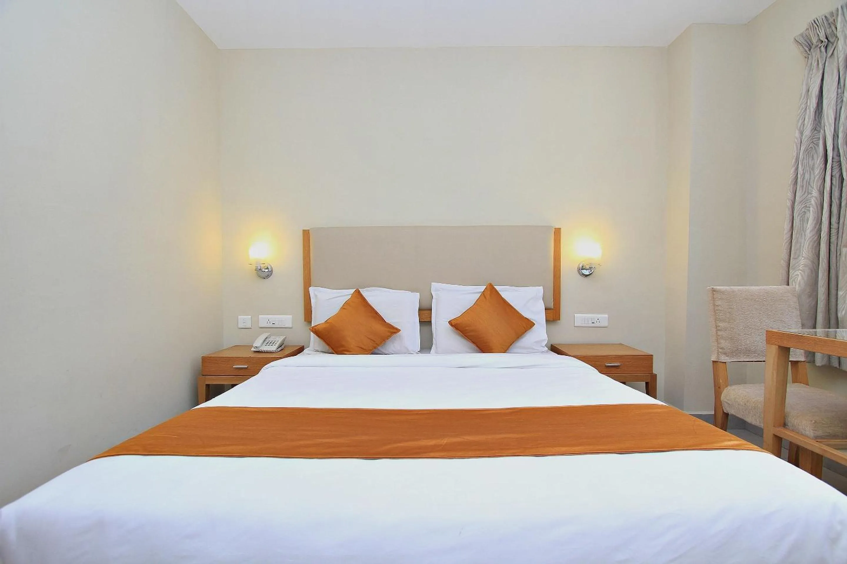 Bedroom, Bed in Super Townhouse Hills Palace