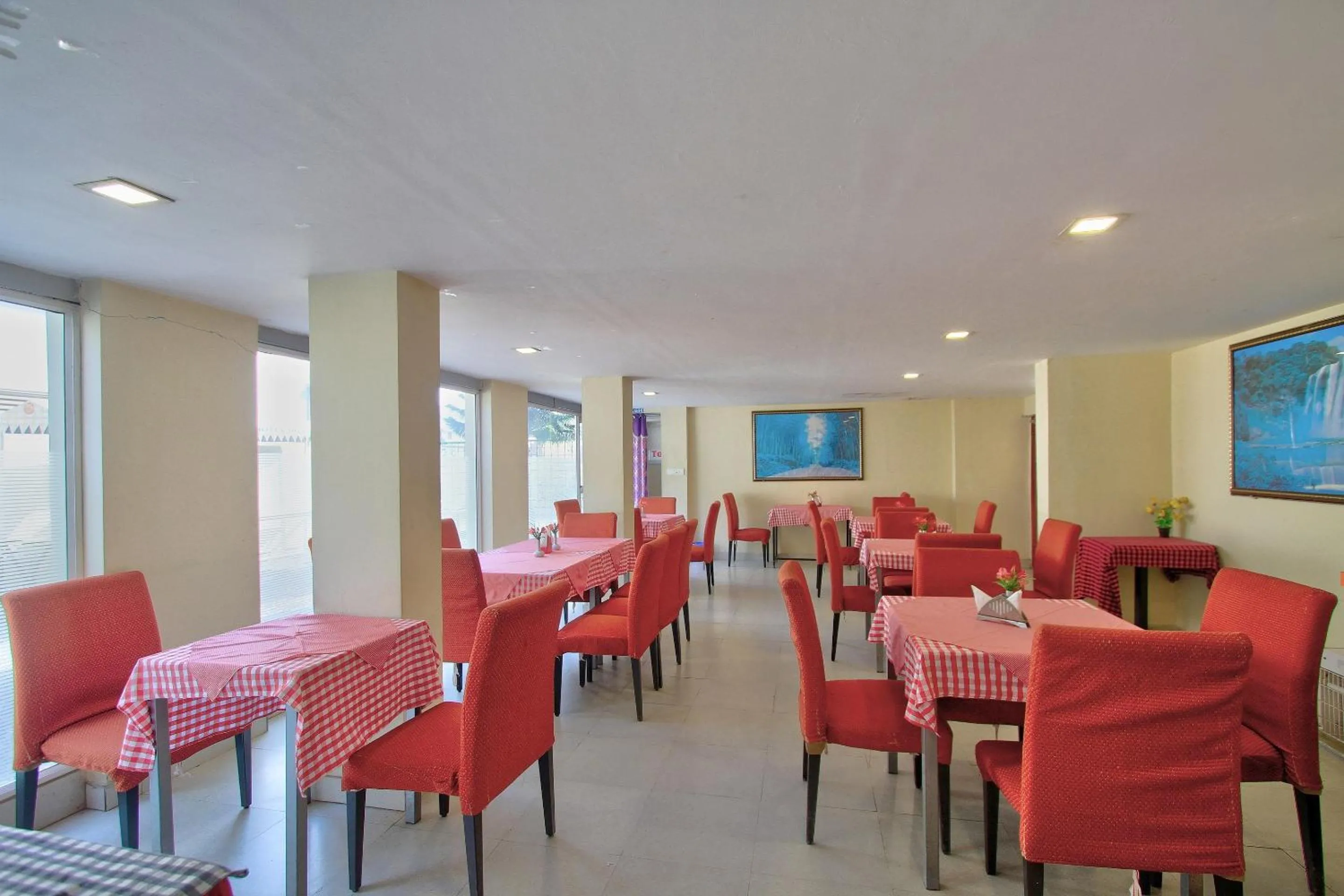 Restaurant/places to eat in Super Townhouse Hills Palace