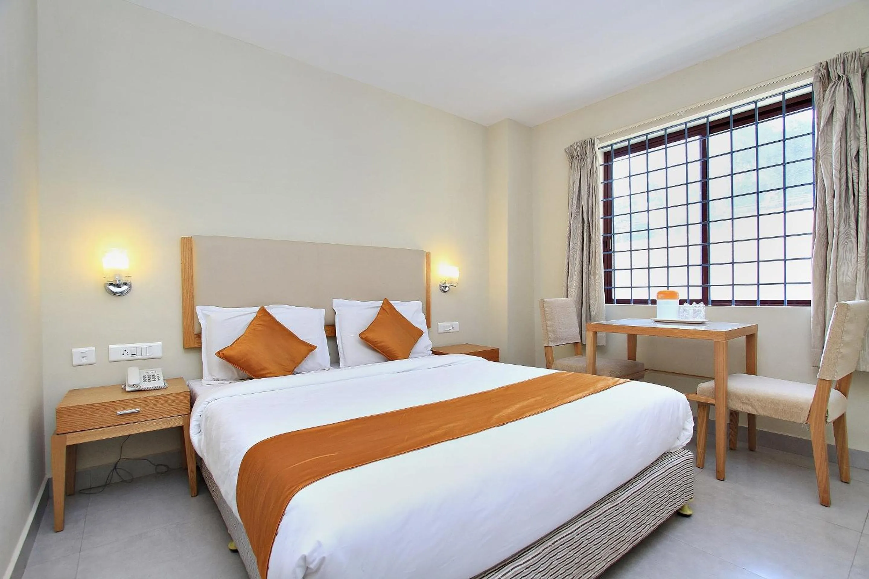 Bathroom, Bed in Super Townhouse Hills Palace