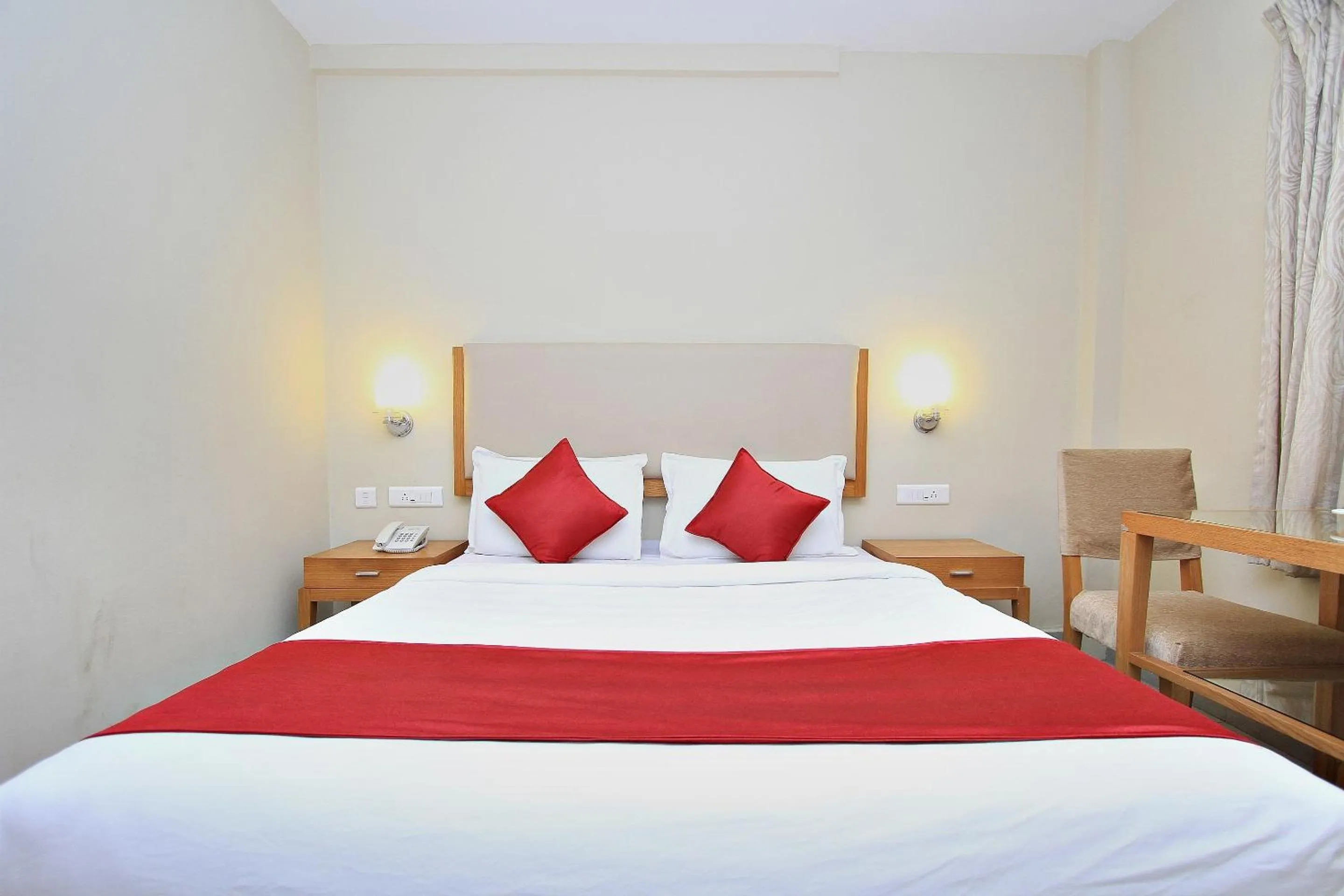 Bedroom, Bed in Super Townhouse Hills Palace