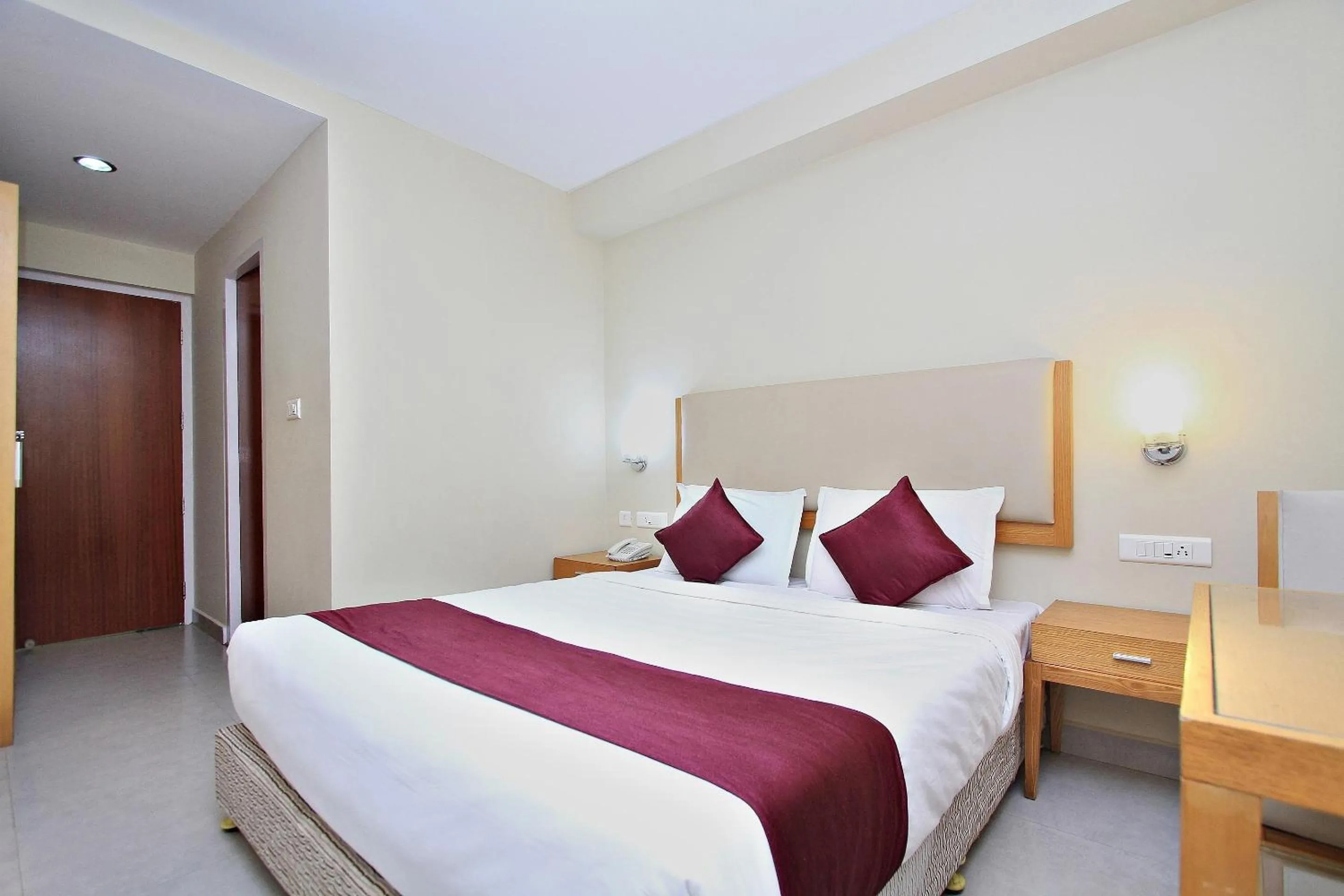 Bedroom, Bed in Super Townhouse Hills Palace