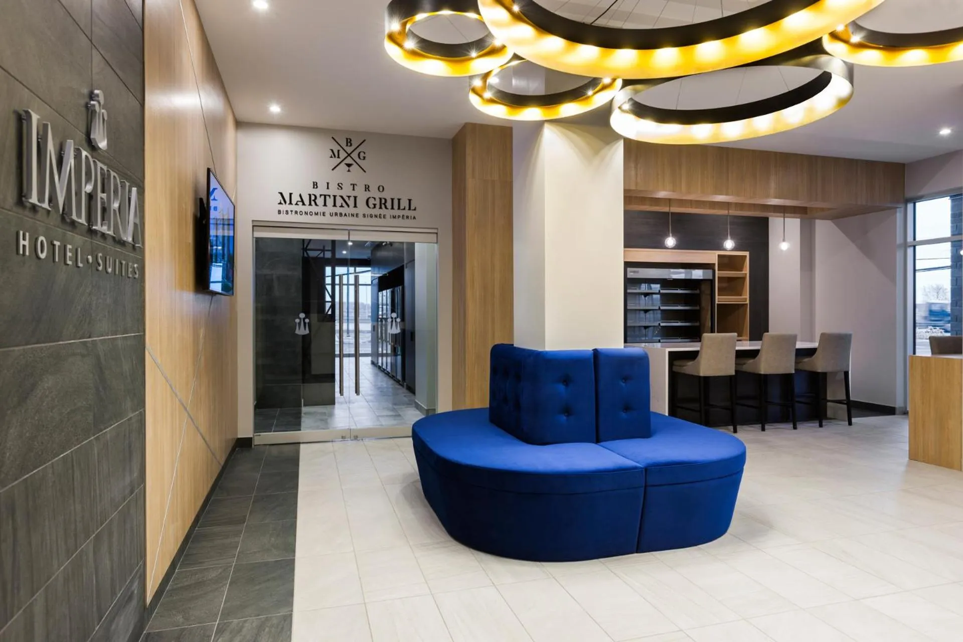 Lobby or reception in Imperia Hôtel et Suites Boucherville