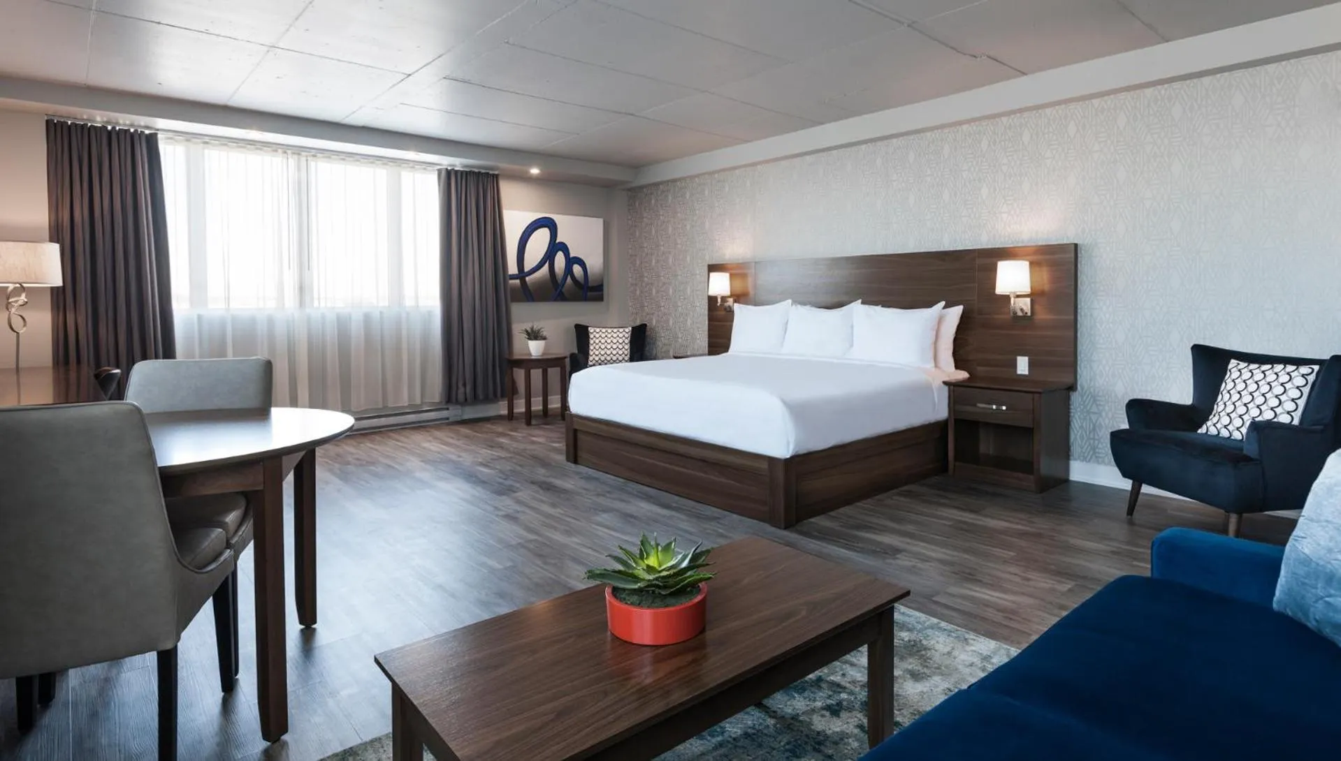 Photo of the whole room, Bed in Imperia Hôtel et Suites Boucherville