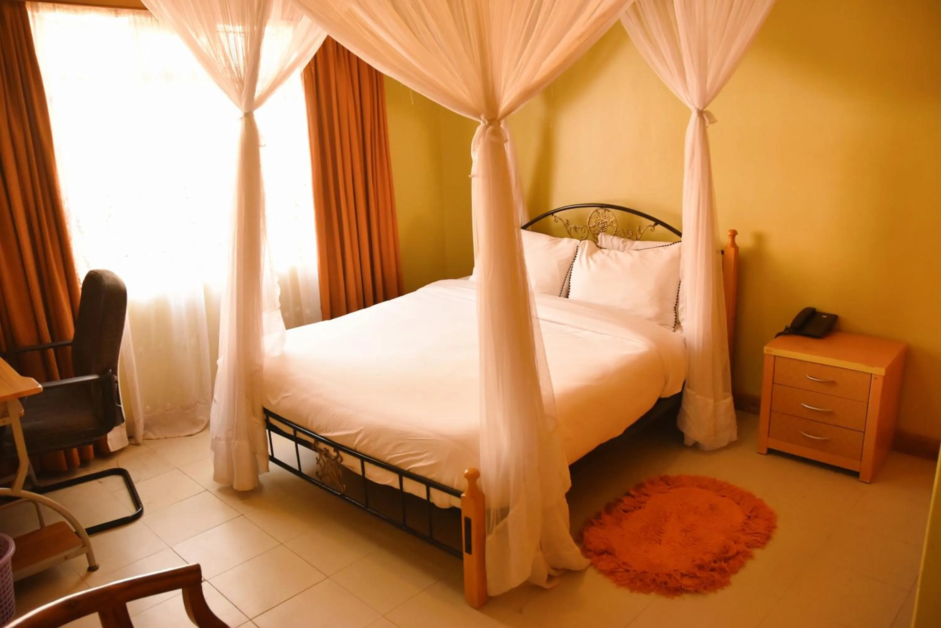 Bedroom, Bed in Wagon Wheel Hotel Eldoret