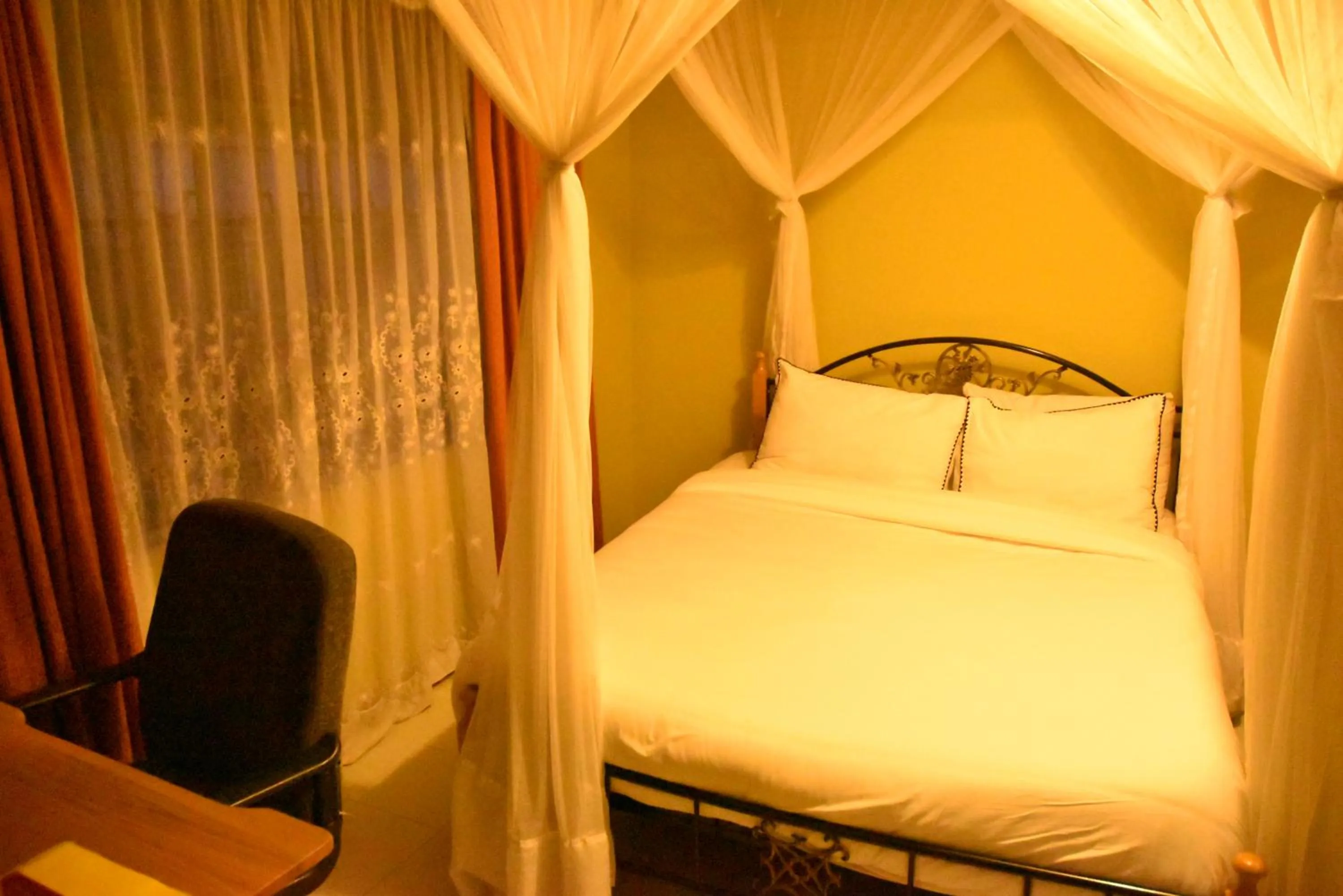 Bedroom, Bed in Wagon Wheel Hotel Eldoret