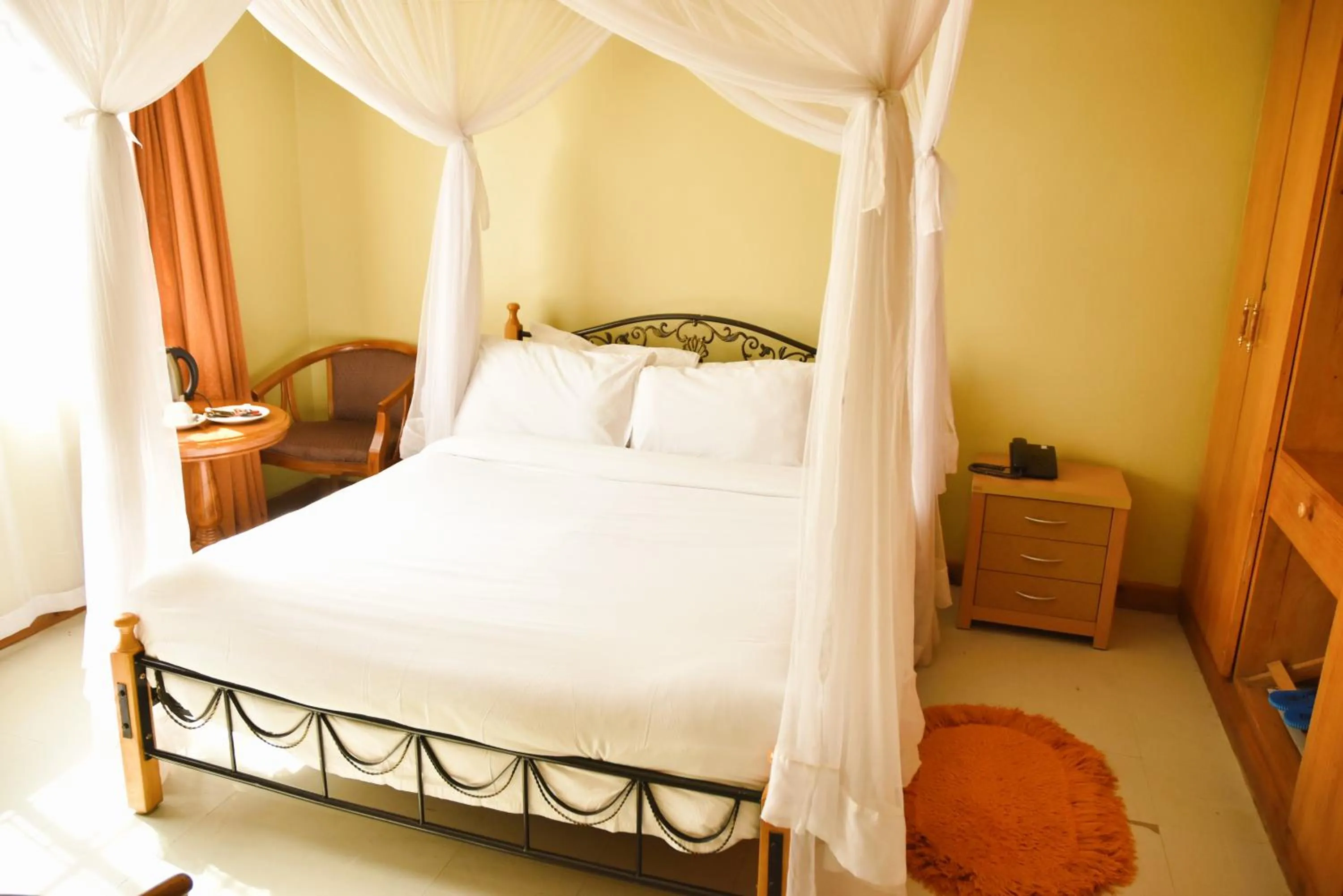 Bedroom, Bed in Wagon Wheel Hotel Eldoret
