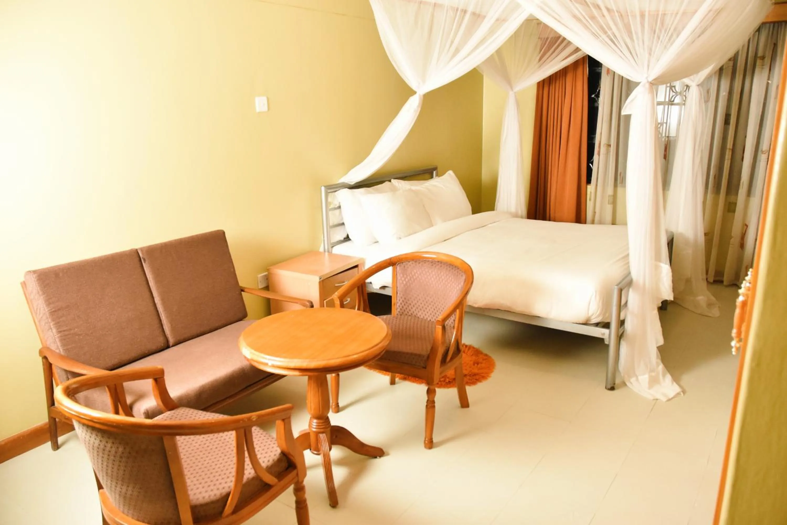 Bedroom, Bed in Wagon Wheel Hotel Eldoret