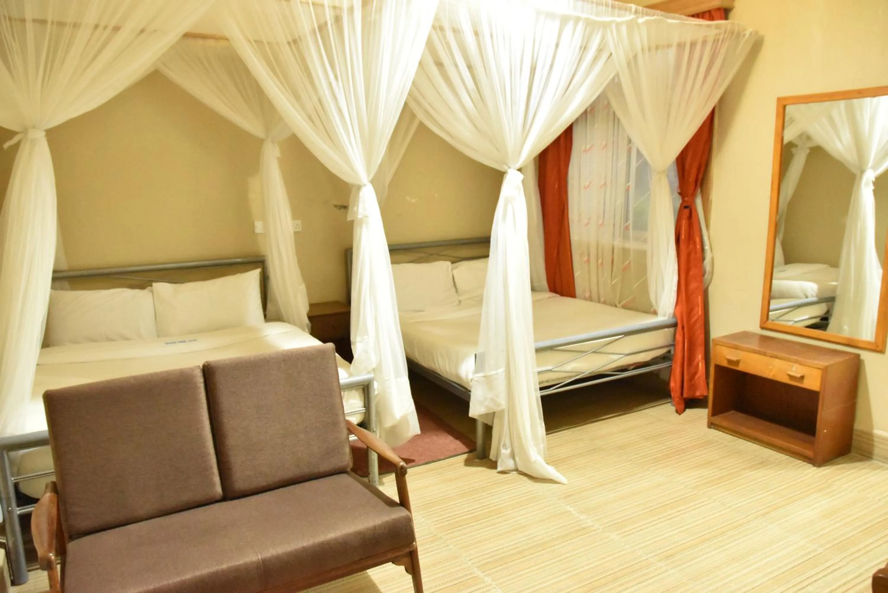 Bedroom, Bed in Wagon Wheel Hotel Eldoret