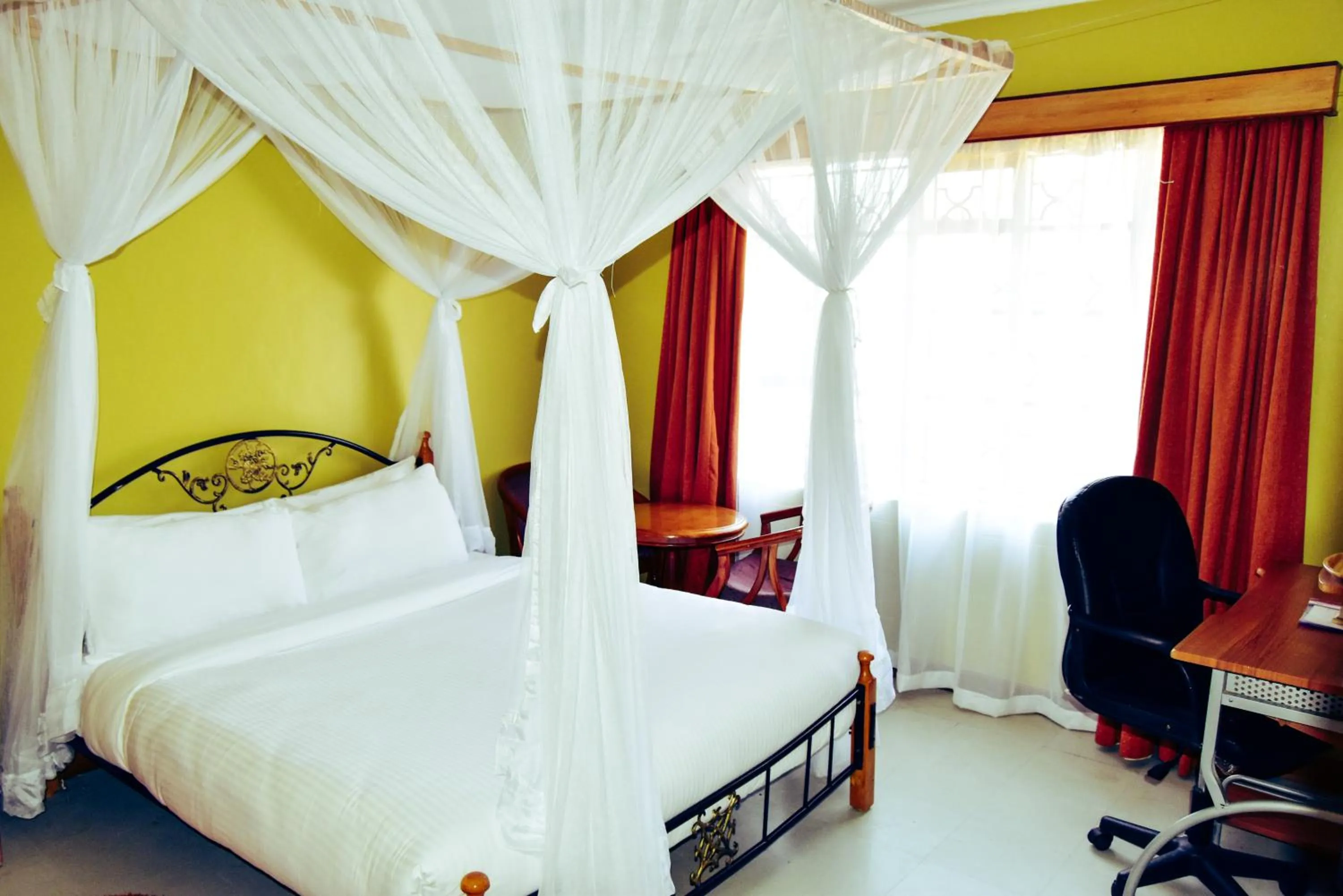 Bedroom, Bed in Wagon Wheel Hotel Eldoret