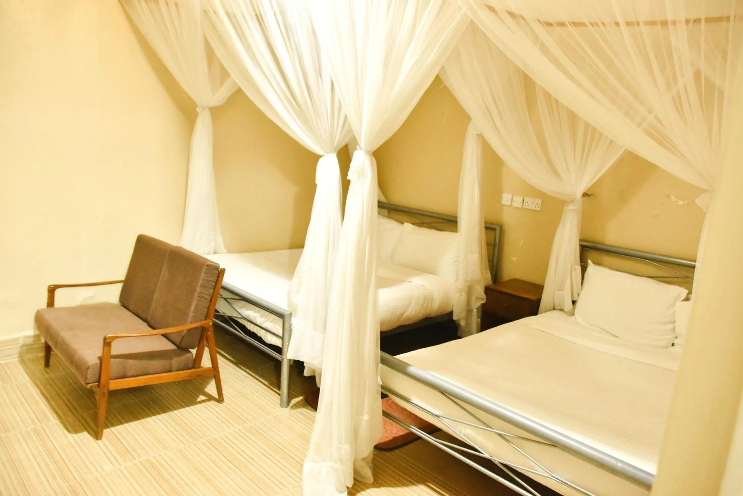 Bedroom, Bed in Wagon Wheel Hotel Eldoret