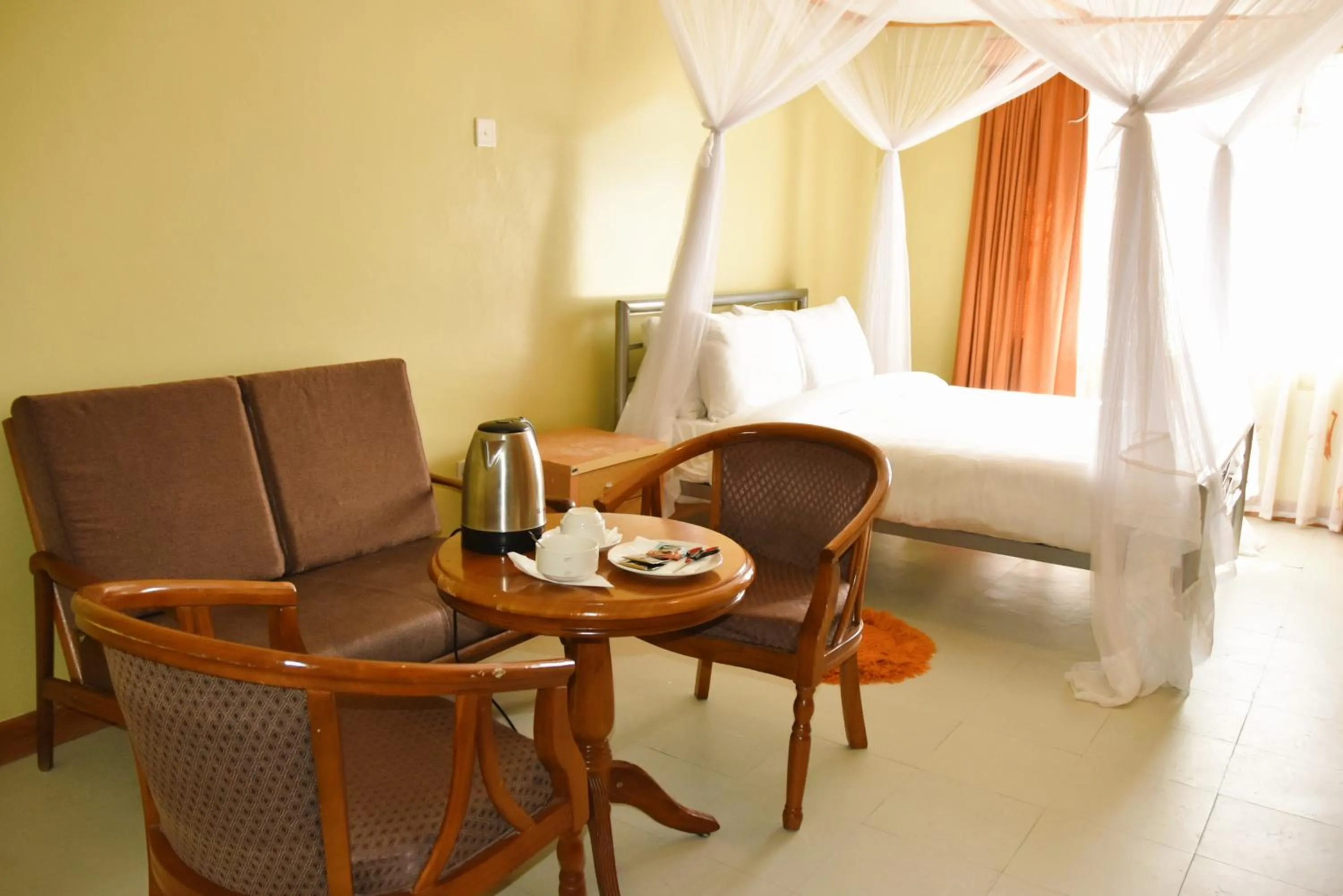 Bedroom, Bed in Wagon Wheel Hotel Eldoret