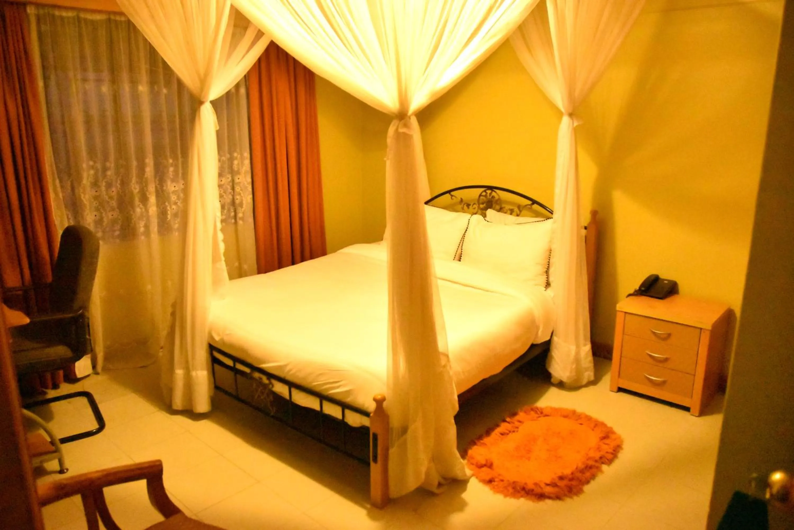 Bedroom, Bed in Wagon Wheel Hotel Eldoret