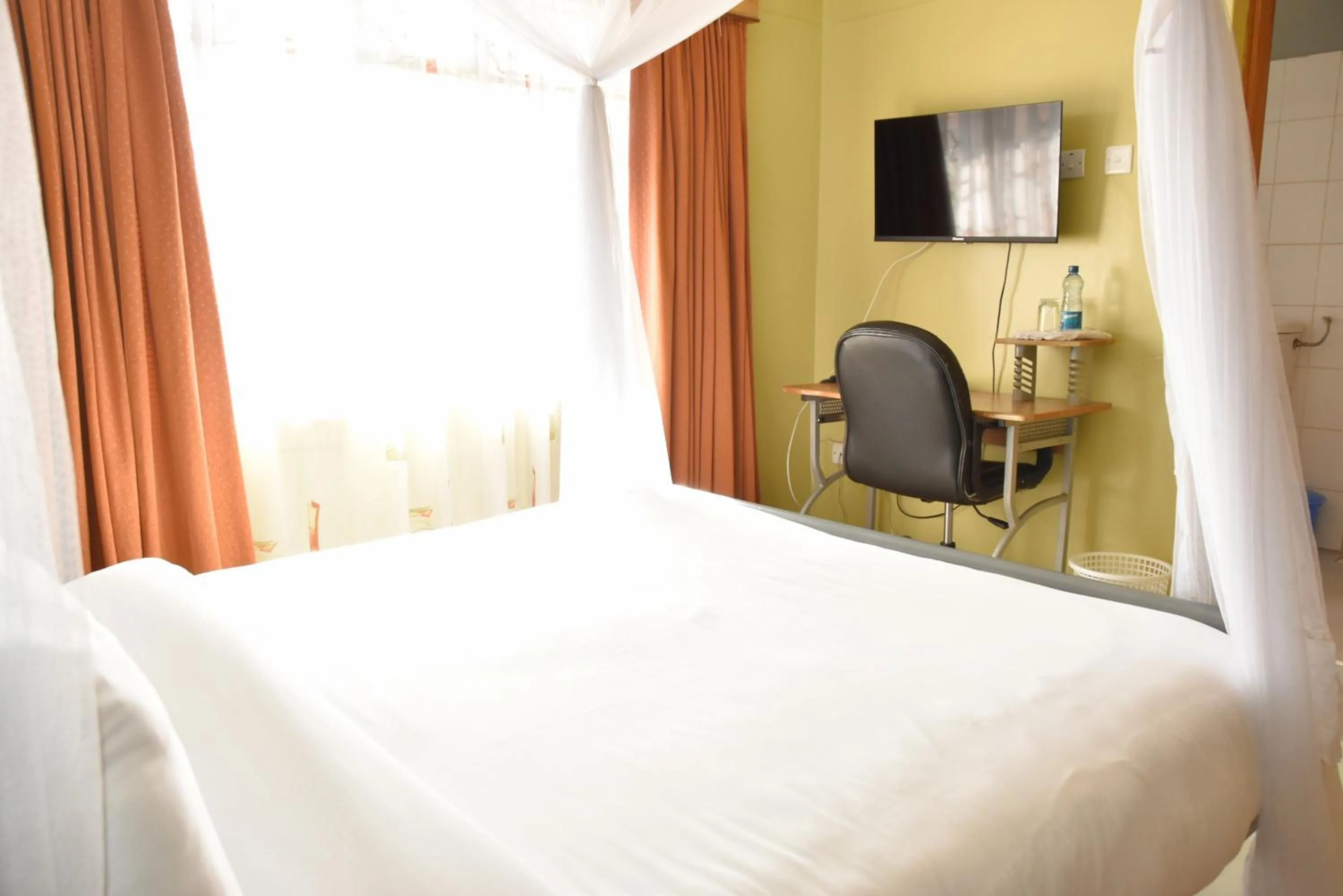 Bedroom, Bed in Wagon Wheel Hotel Eldoret