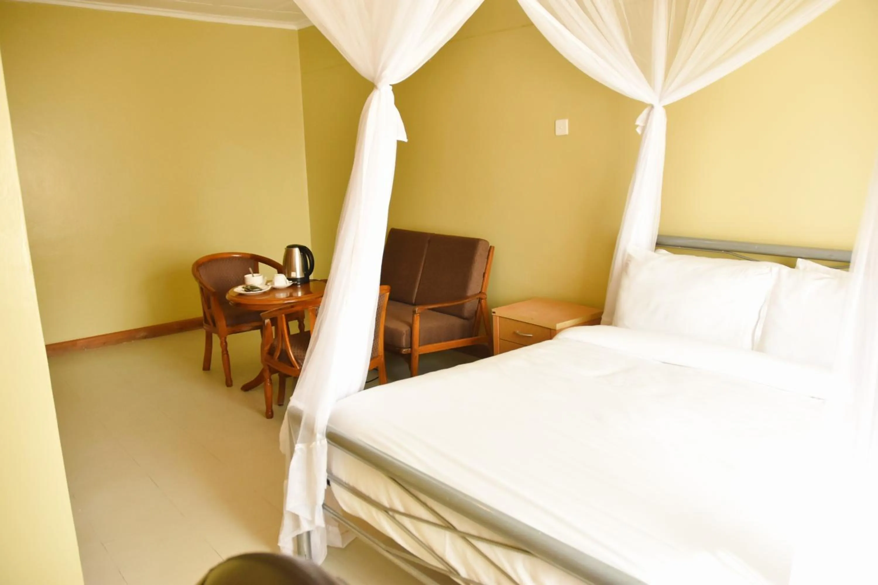 Bedroom, Bed in Wagon Wheel Hotel Eldoret