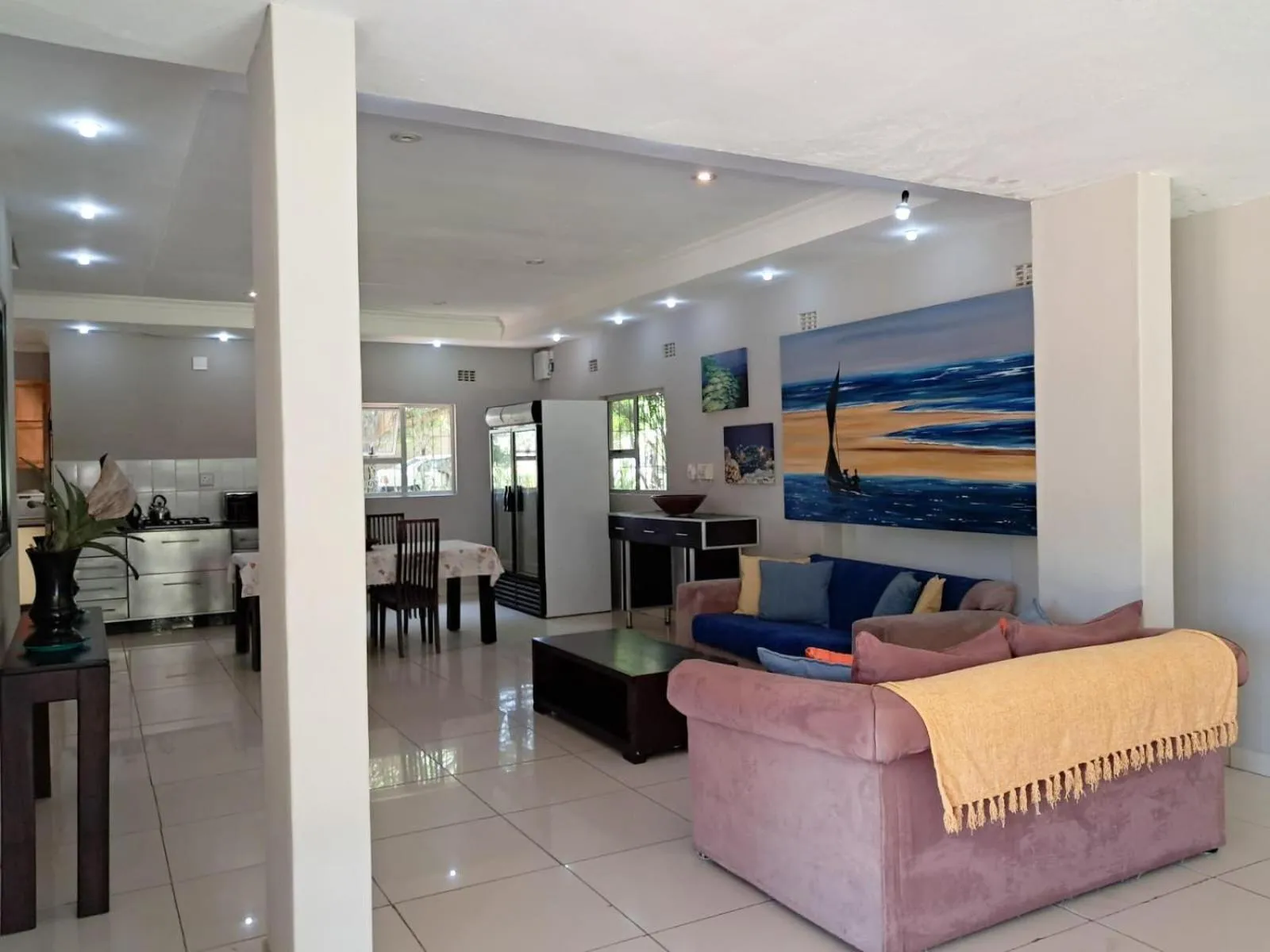 Communal lounge/ TV room in SeaXplore Lodge & Dive Center