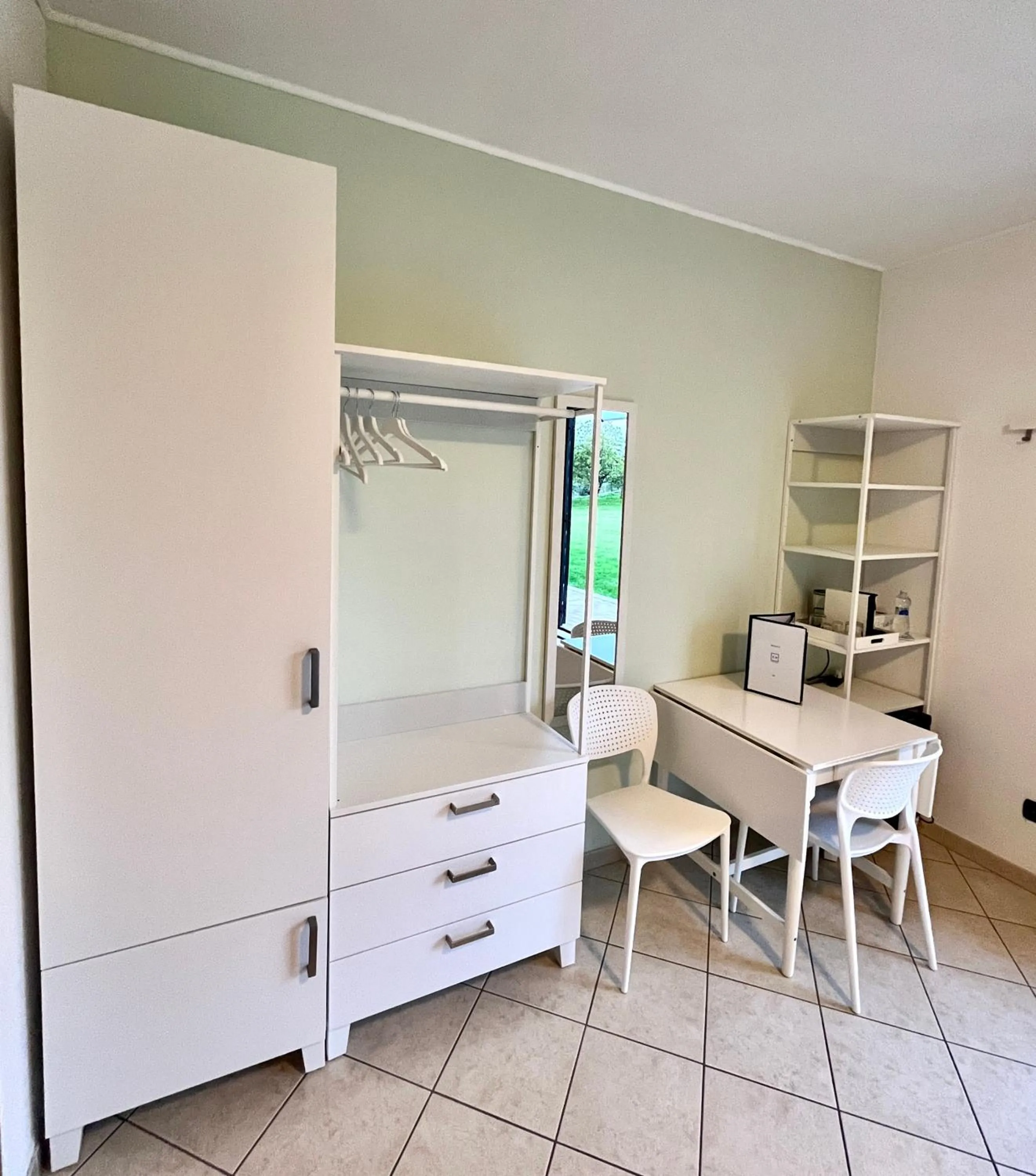 Photo of the whole room in Cape House