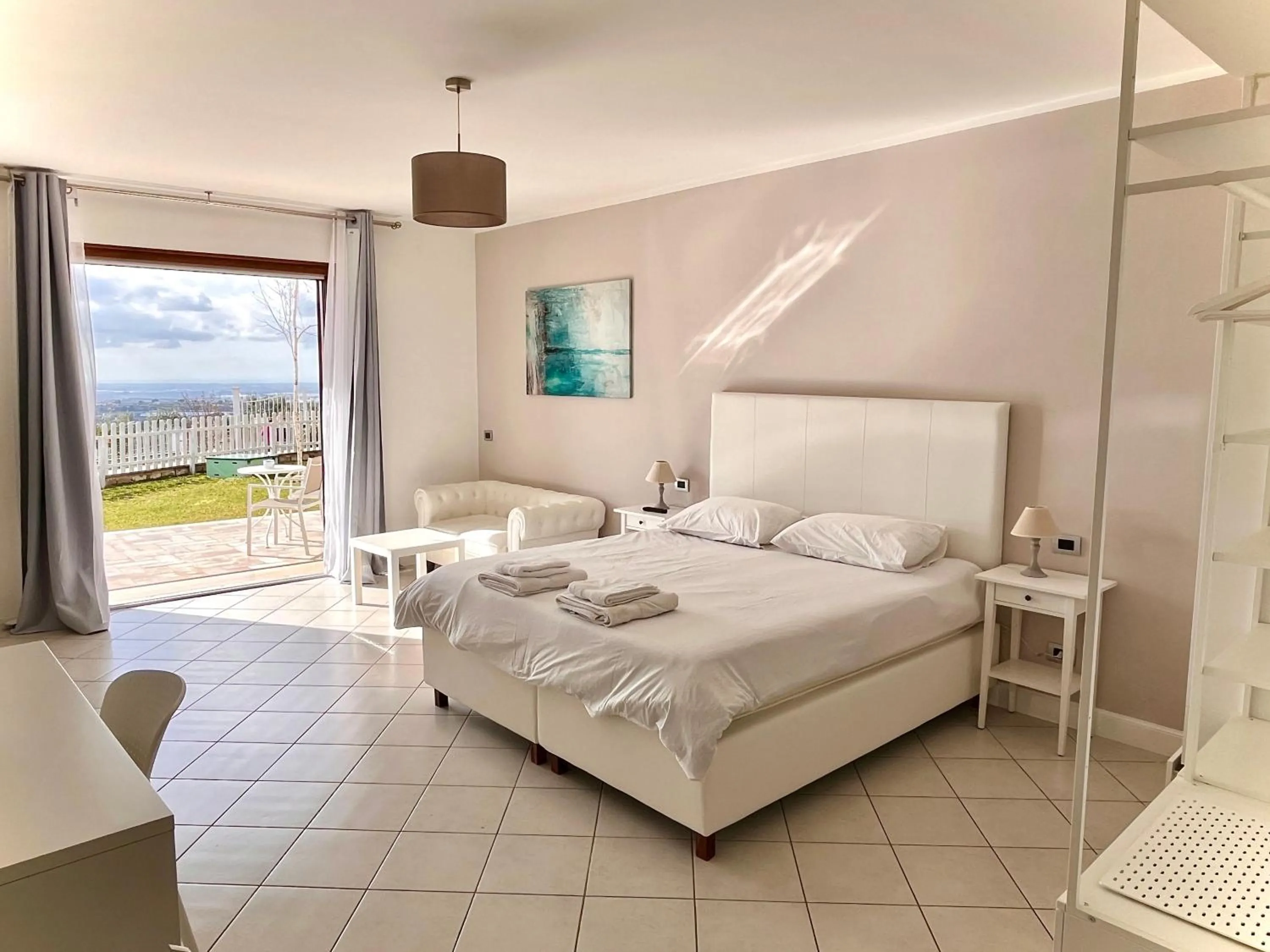 Photo of the whole room, Bed in Cape House