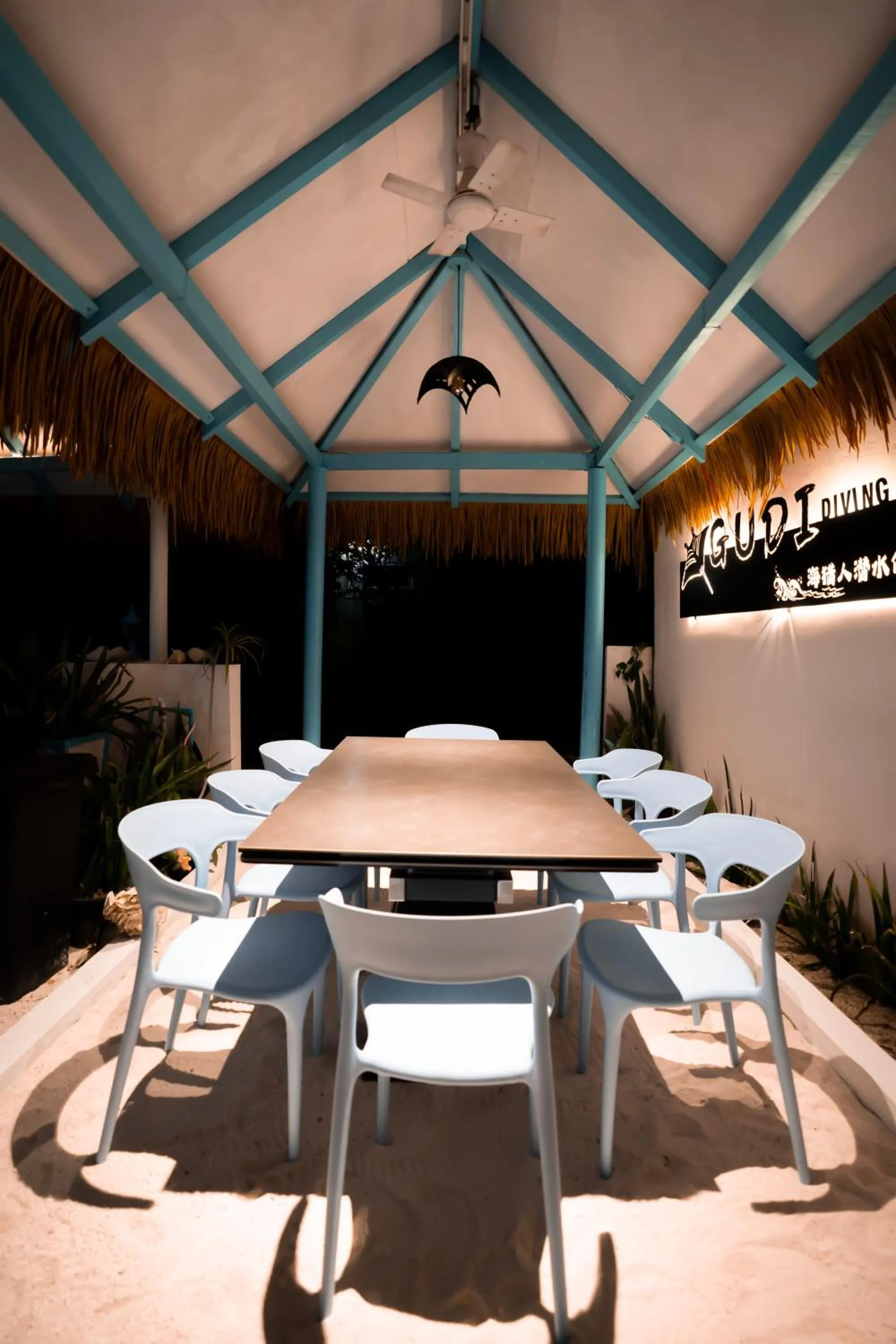 Restaurant/places to eat in Alkina lodge