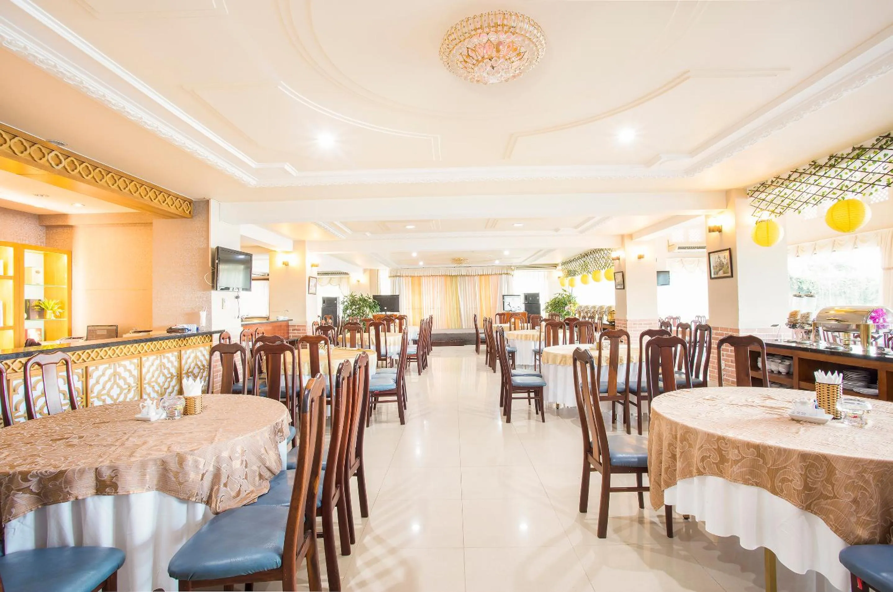 Restaurant/places to eat in Beachfront Hotel