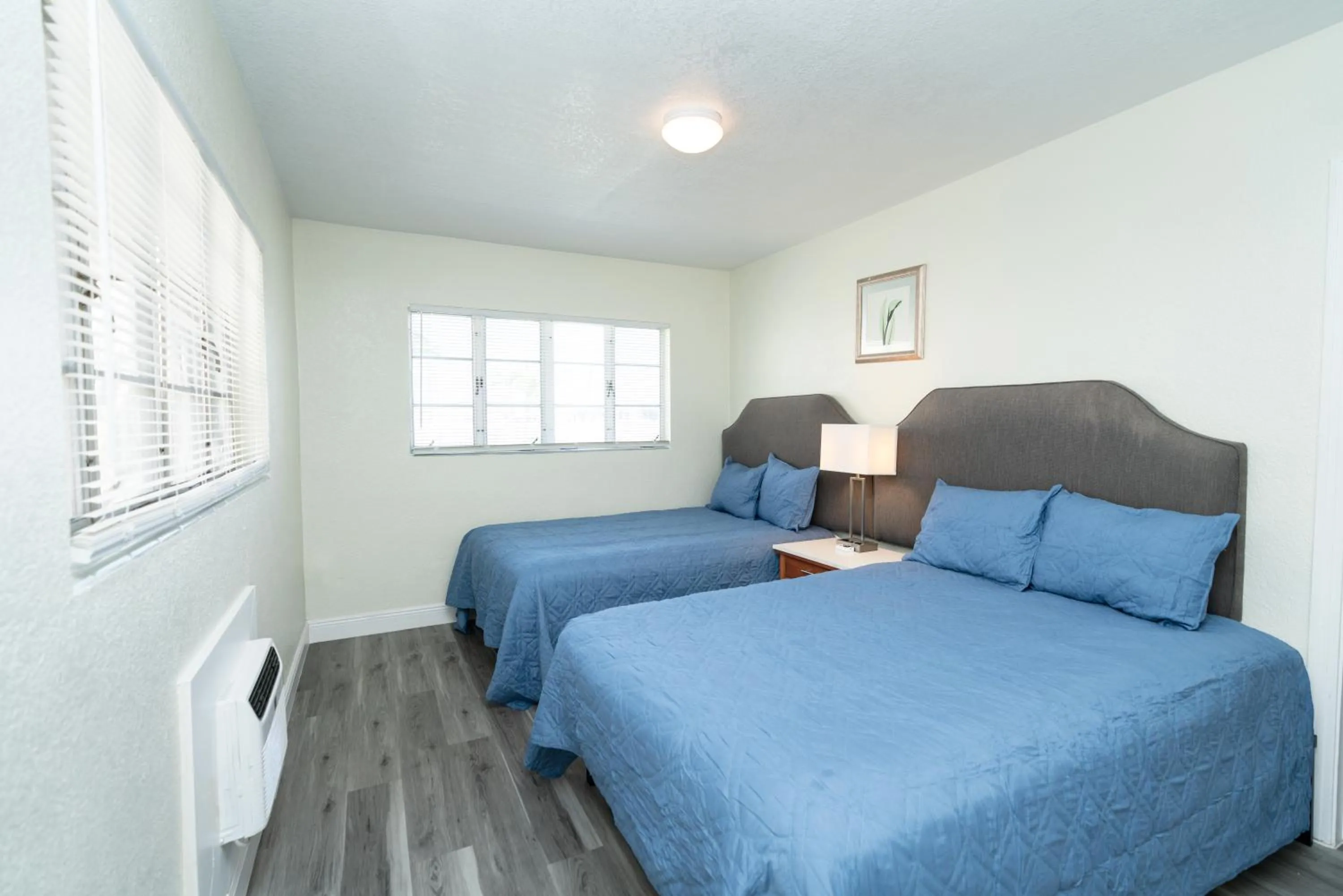 Bed in Sunrise Resort Motel South