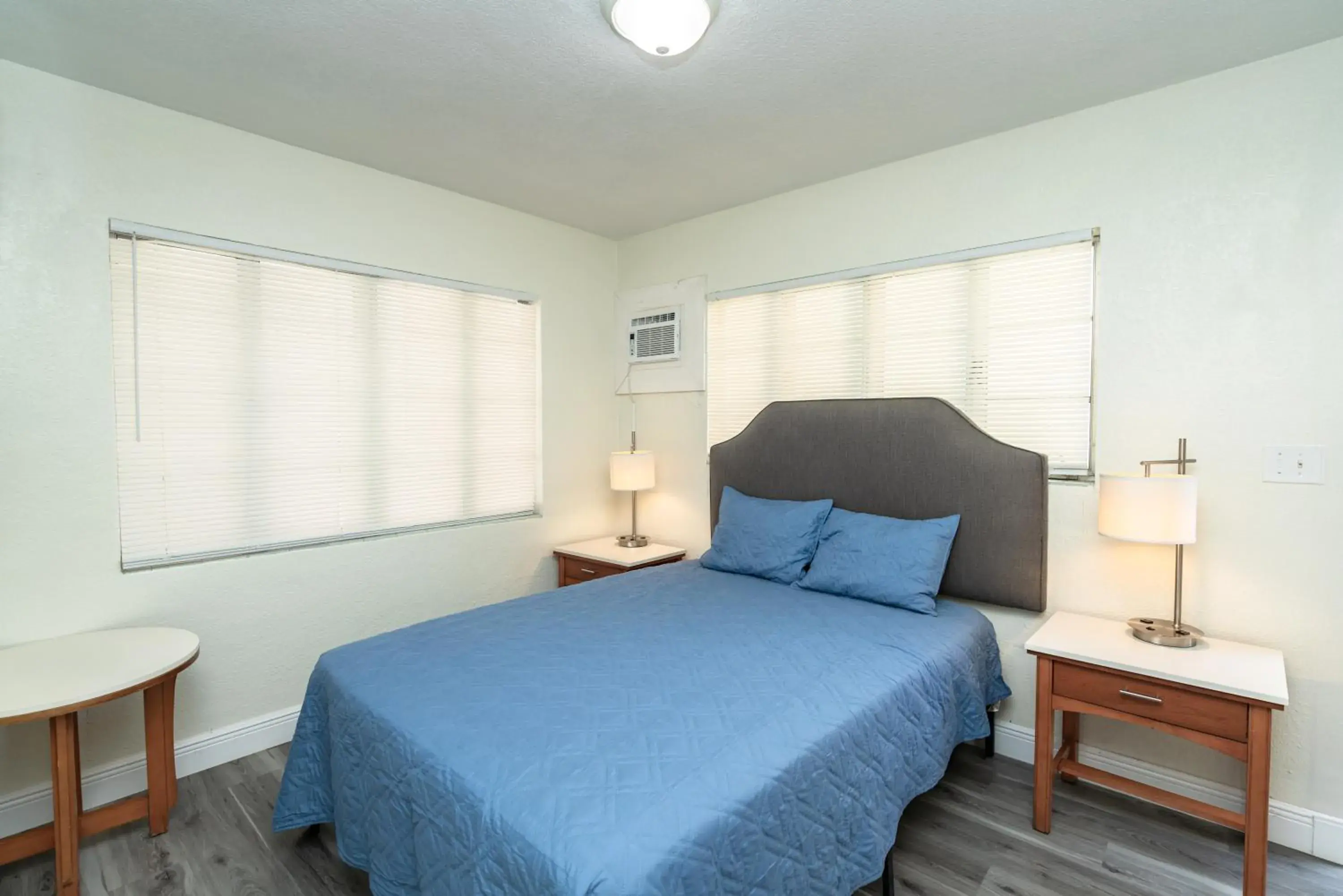 Queen Room in Sunrise Resort Motel South Queen Room in Sunrise Resort Motel South