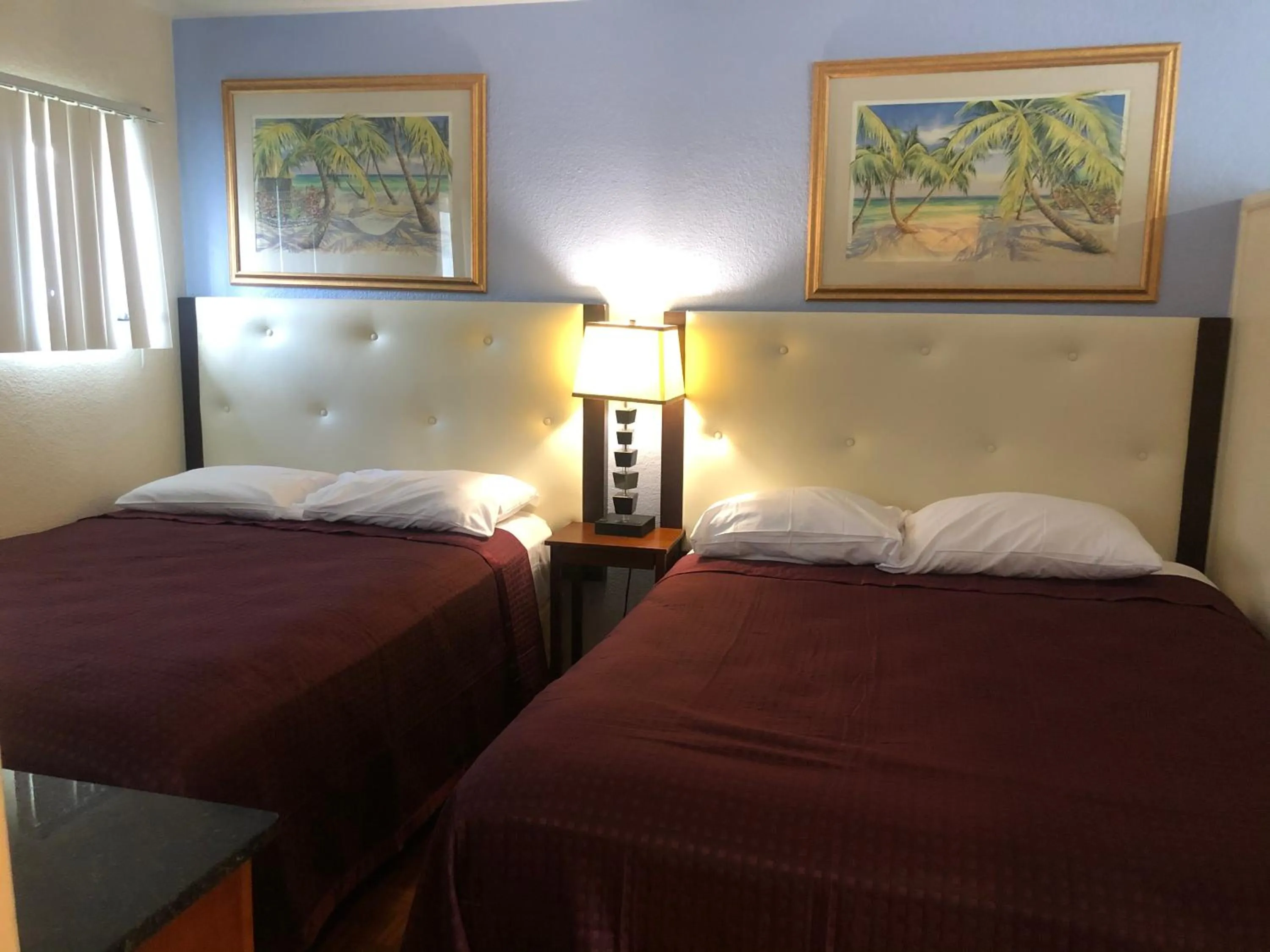 Bed in Sunrise Resort Motel South