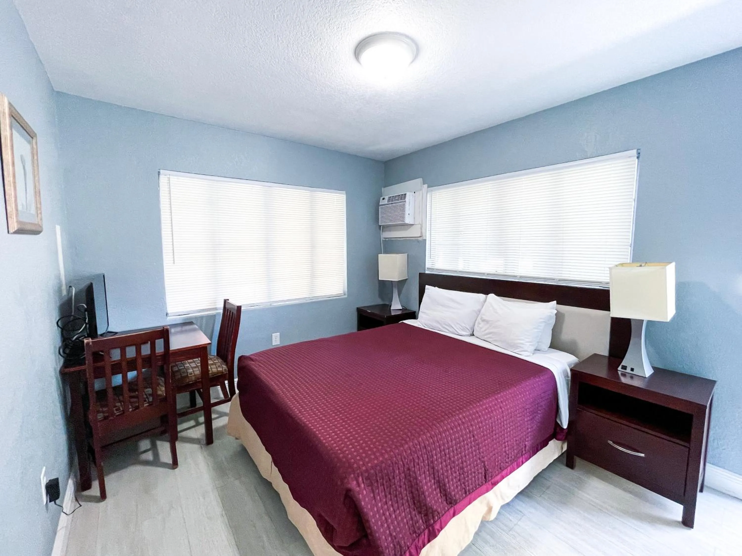 Bed in Sunrise Resort Motel South